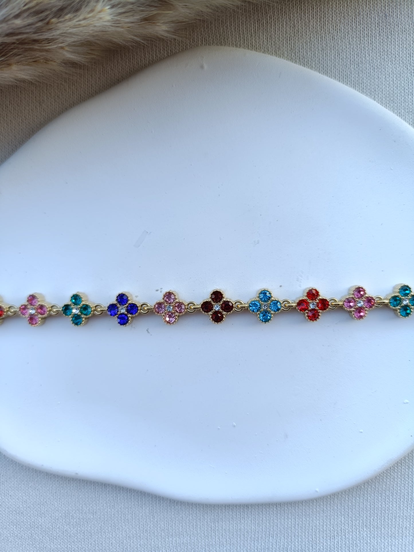 Pulseira de Aço Dourado Inspiração Swarovski de Trevo com Brilhantes Coloridos