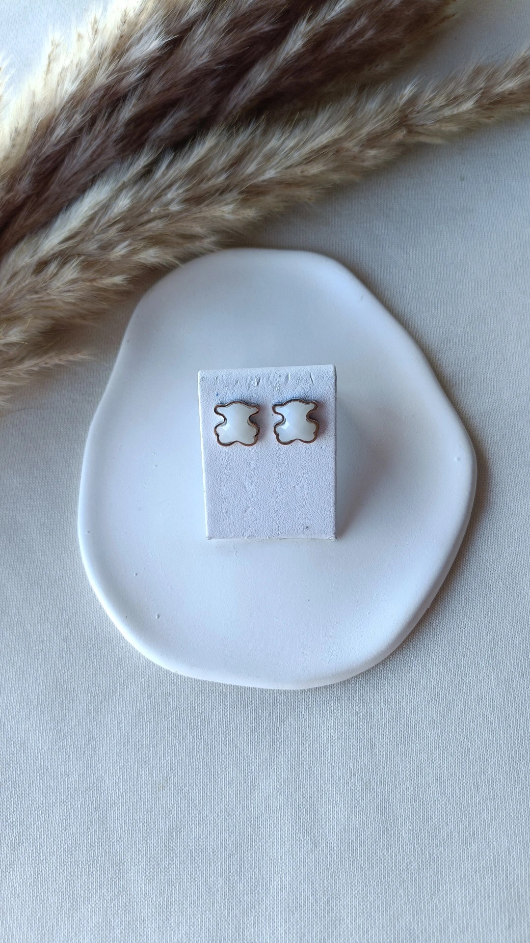 Brincos de Aço Prateado de Urso Branco Madrepérola