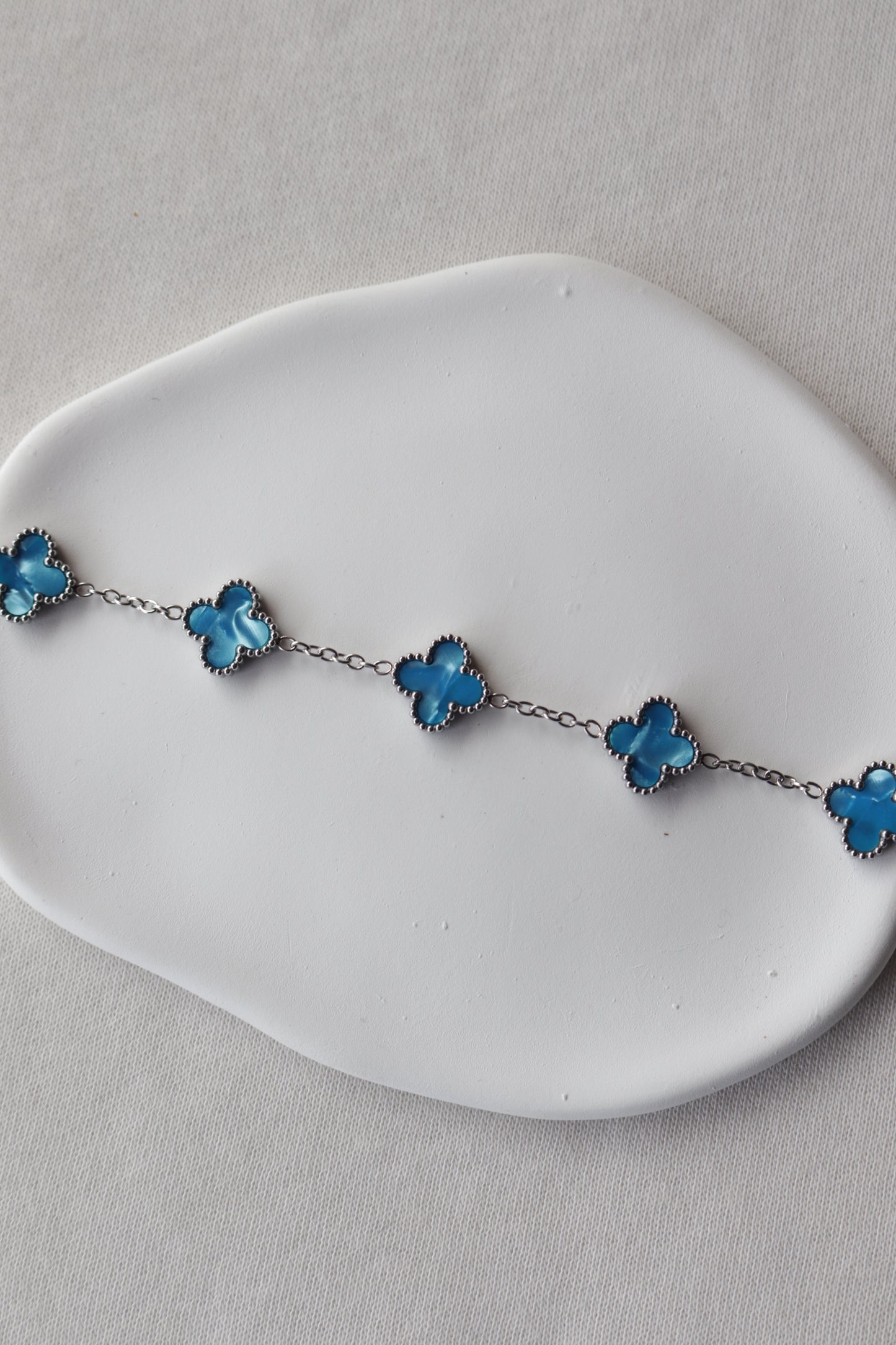 Pulseira de Aço Prateado de 5 Trevos Azuis Madrepérola