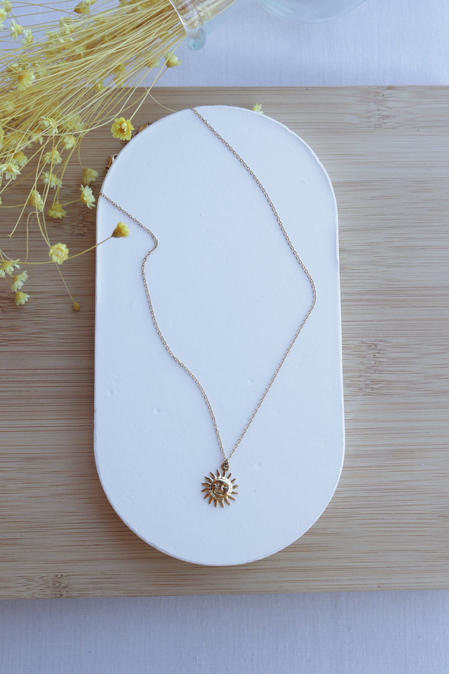 Colar de Aço Dourado com Sol
