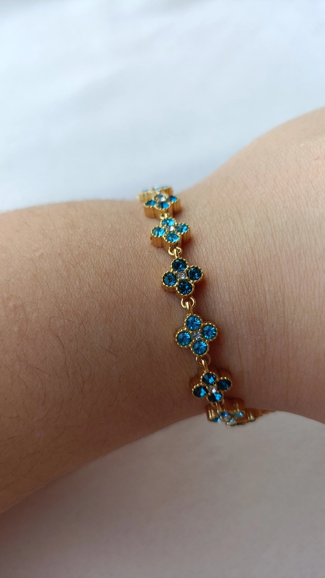 Pulseira de Aço Dourado Inspiração Swarovski de Trevo com Brilhantes Azuis