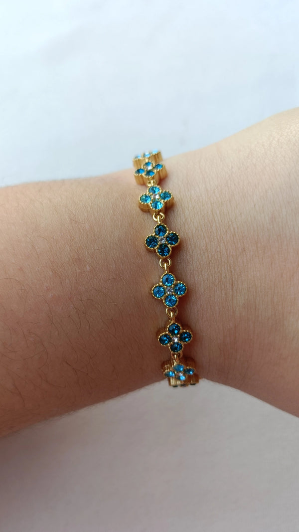 Pulseira de Aço Dourado Inspiração Swarovski de Trevo com Brilhantes Azuis