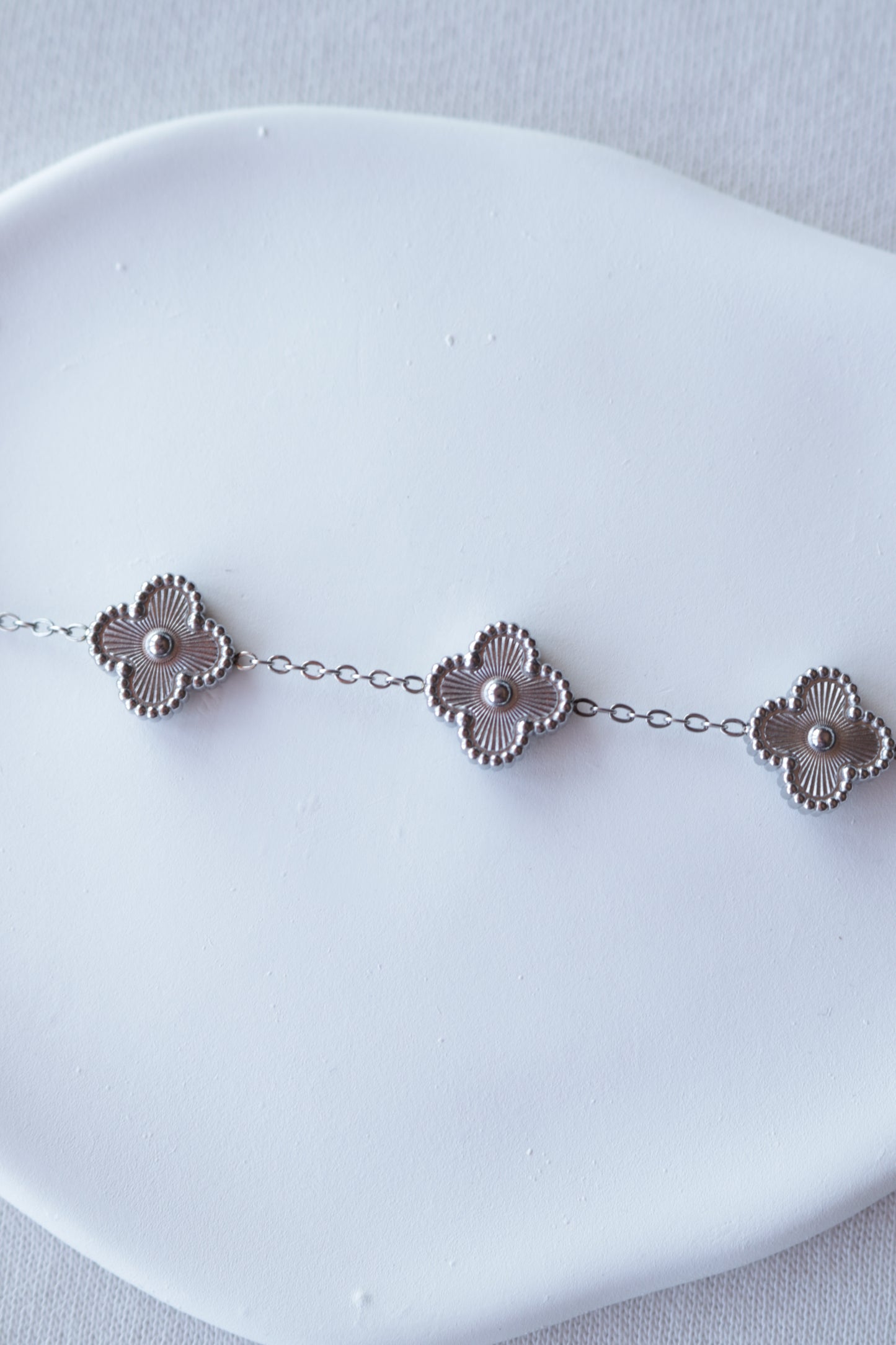 Pulseira de Aço Prateado de 5 Trevos