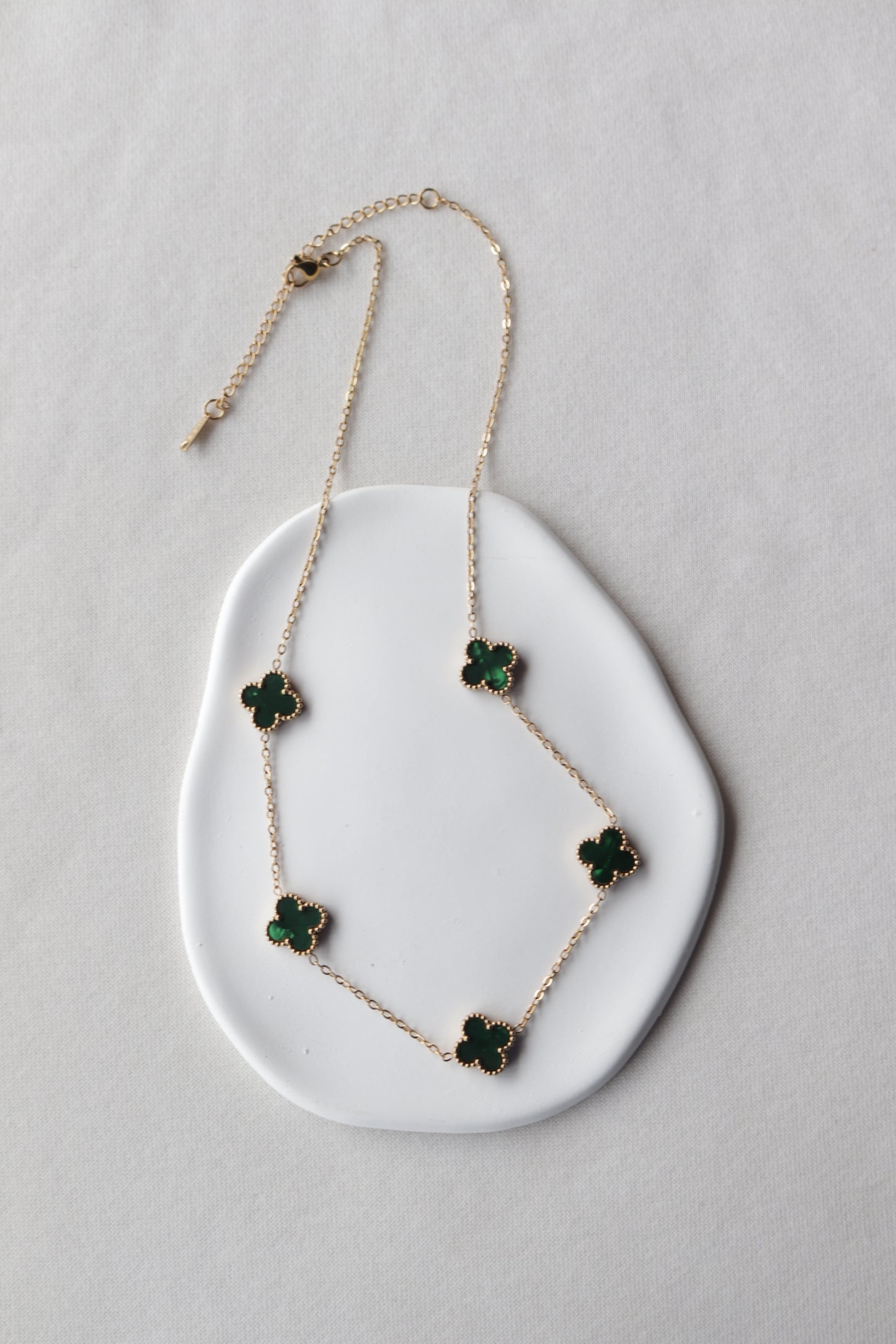 Colar de Aço Dourado de 5 Trevos Verdes Madrepérola