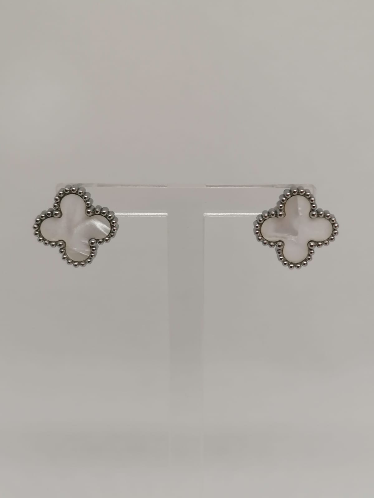 Brincos de Aço Prateado de Trevo Branco