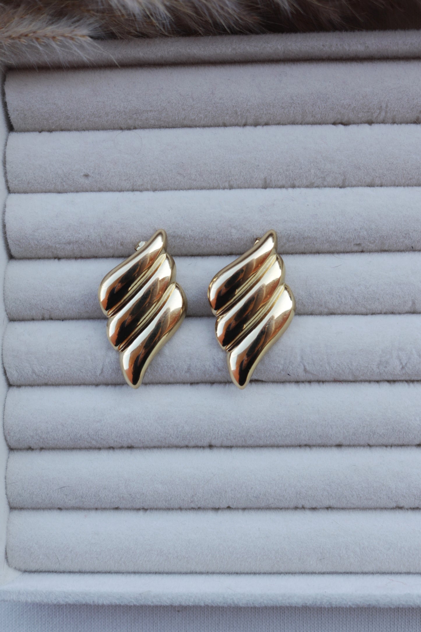 Brincos de Aço Dourado com Textura