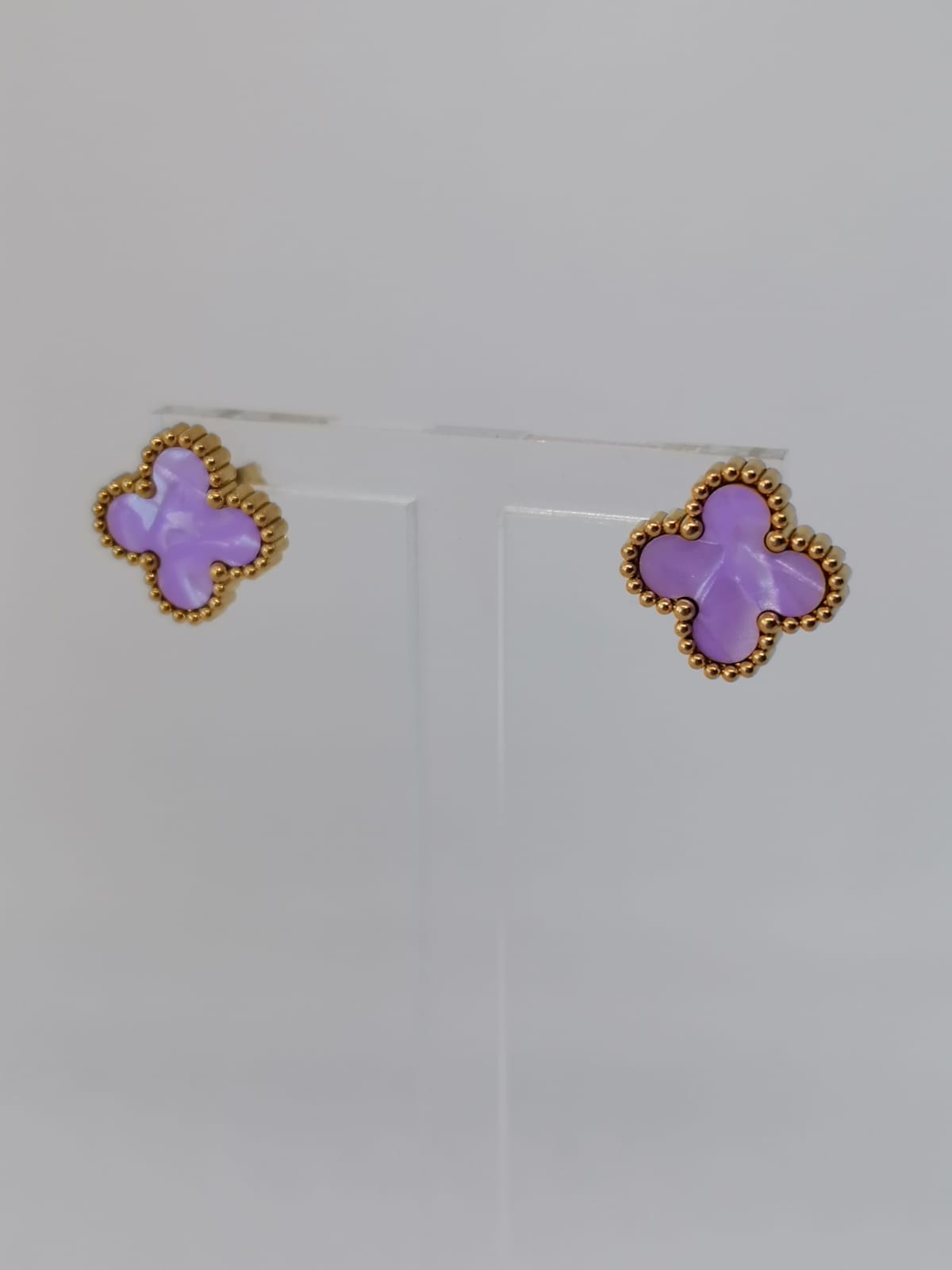 Brincos de Aço Dourado de Trevo Lilás Madrepérola
