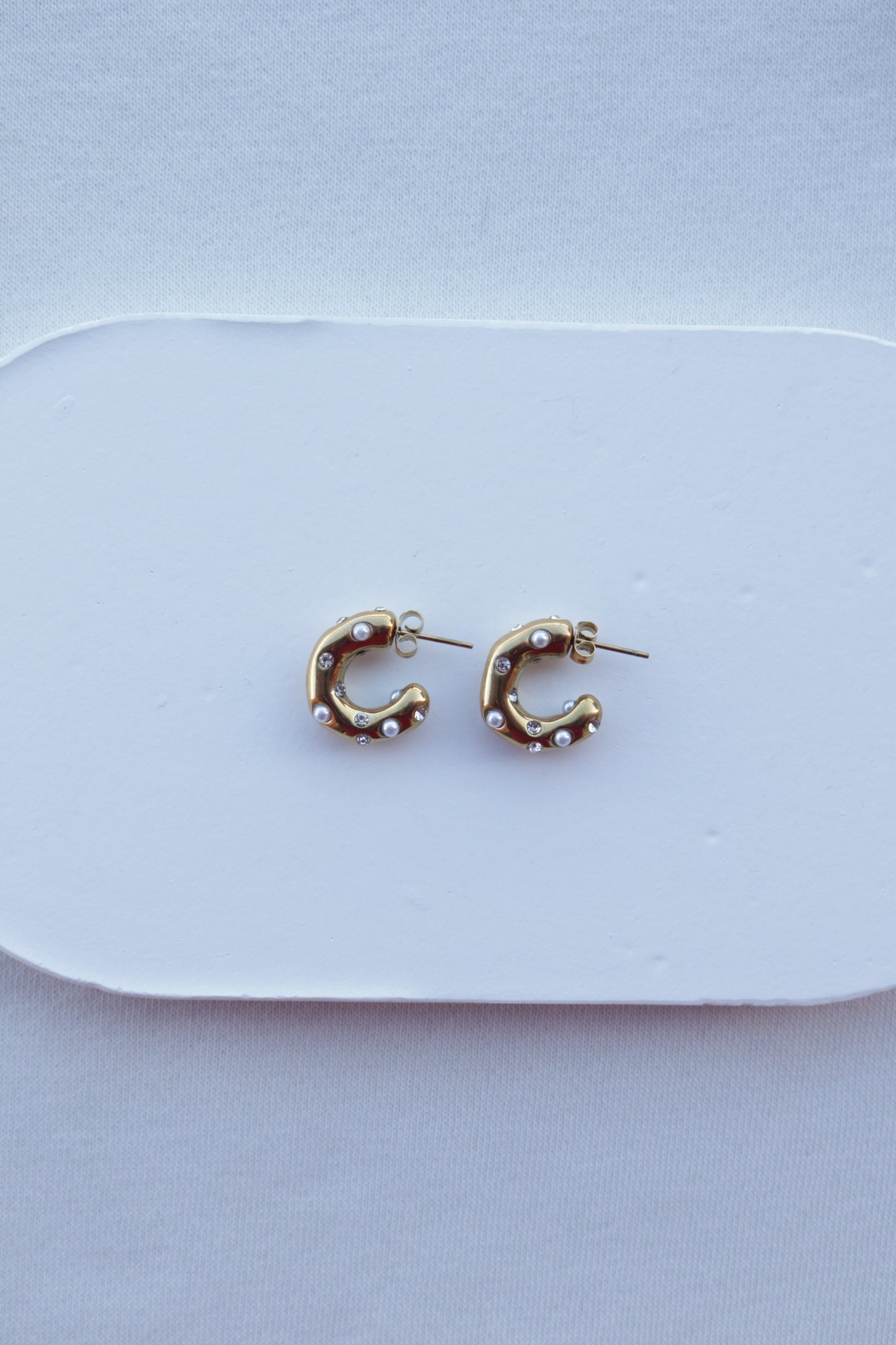 Argolas de Aço Dourado com Zircónicas e Pérolas de Água Doce