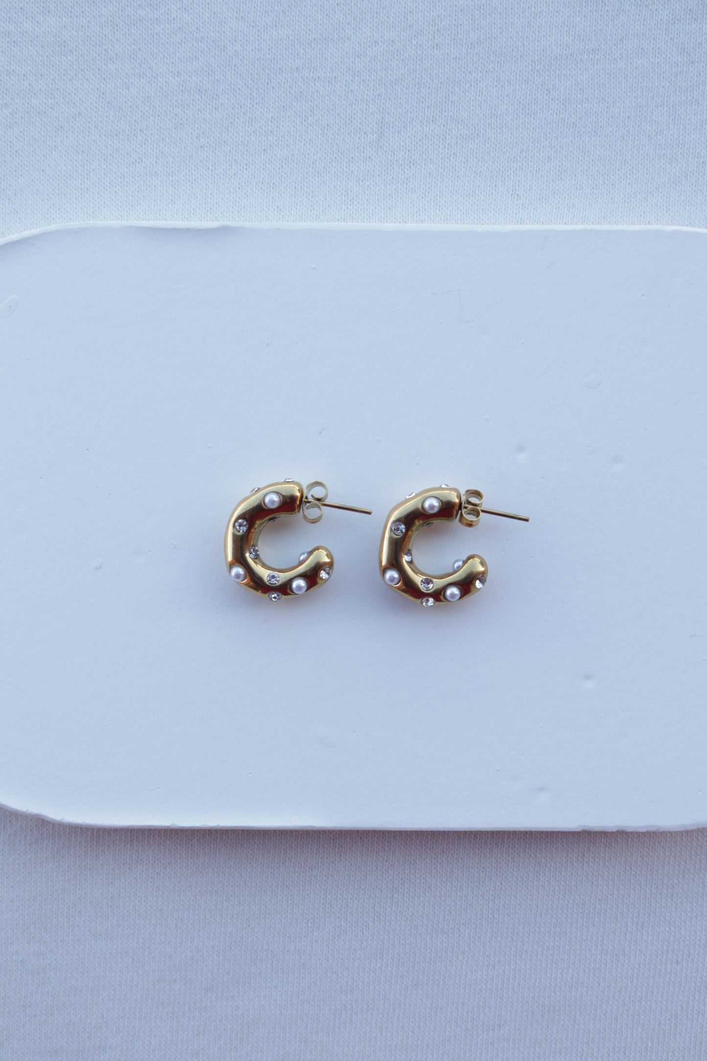 Argolas de Aço Dourado com Zircónicas e Pérolas de Água Doce