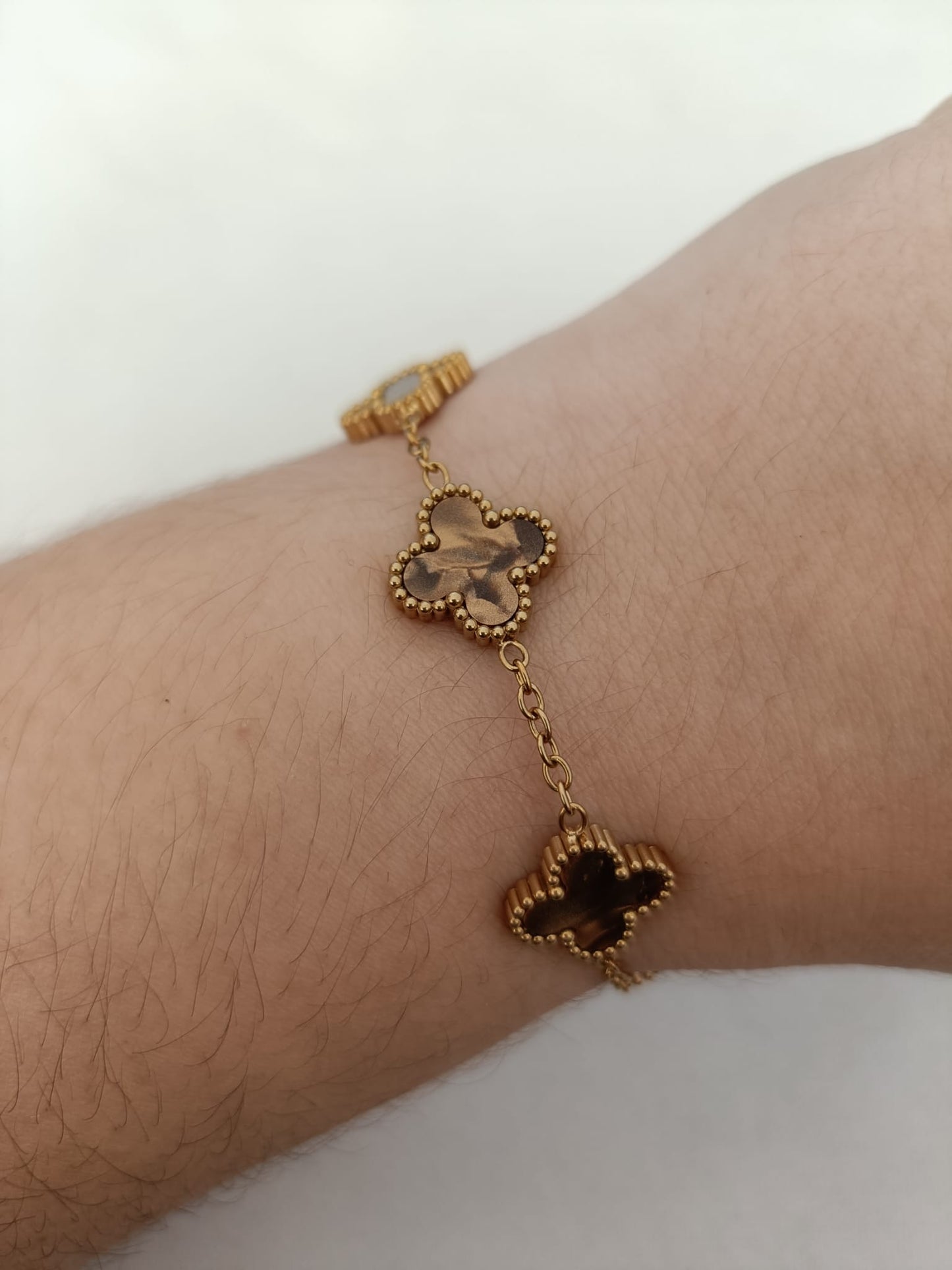 Pulseira de Aço Dourado de 5 Trevos Castanhos Madrepérola