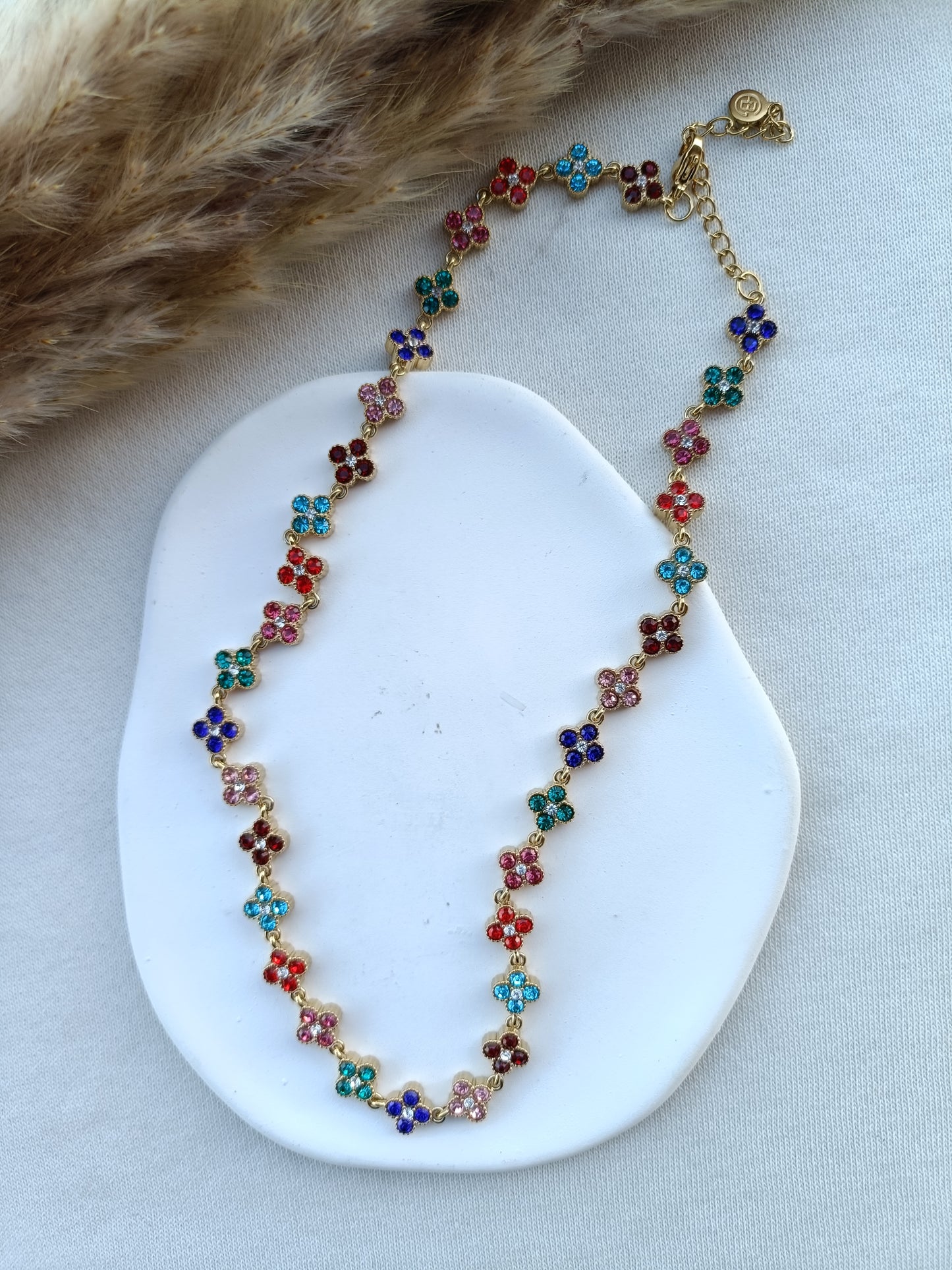 Colar de Aço Dourado Inspiração Swarovski de Trevo com Brilhantes Coloridos