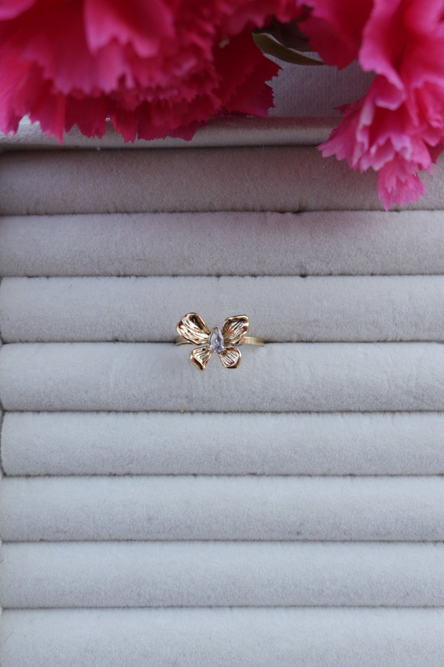 Anel de Aço Dourado de Flor Irregular com Zircónica