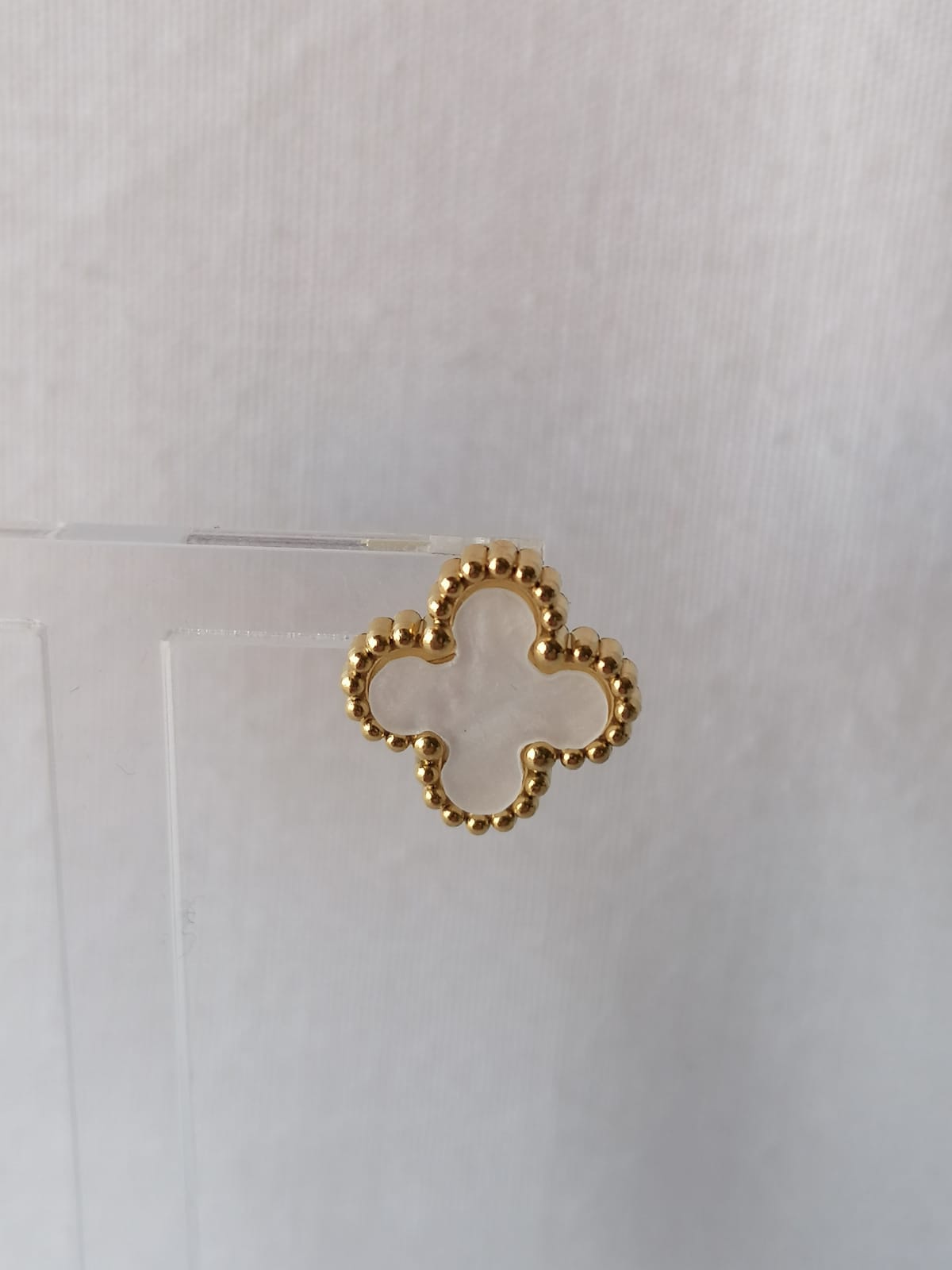 Brincos de Aço Dourado Trevo Branco