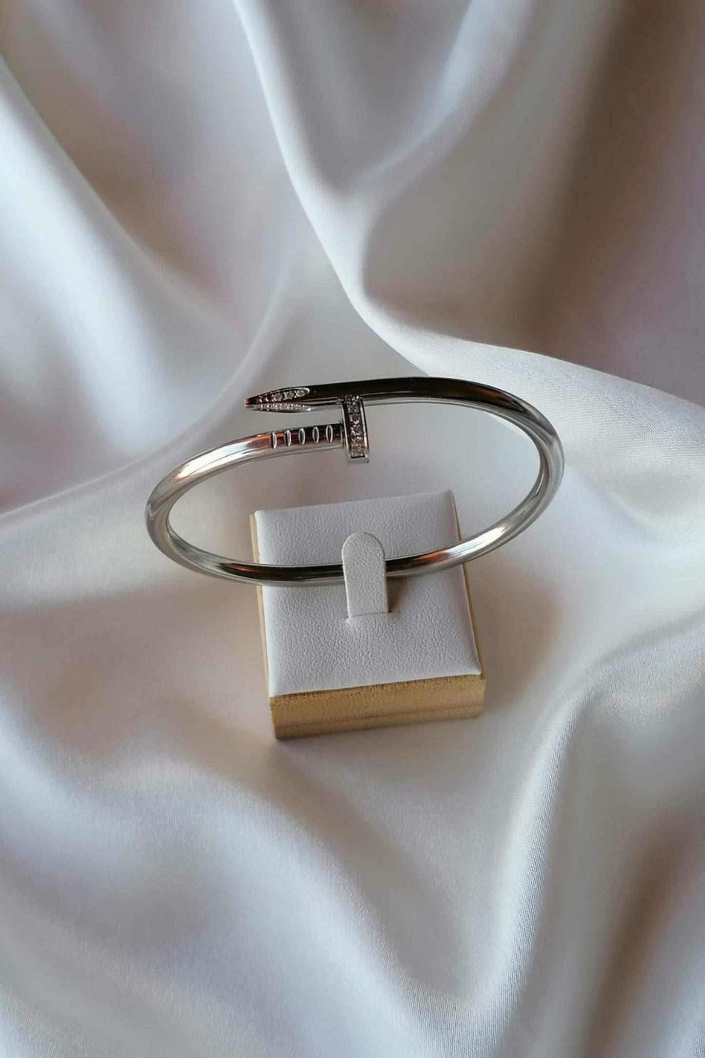 Pulseira de Aço Prateado de Prego com Brilhantes