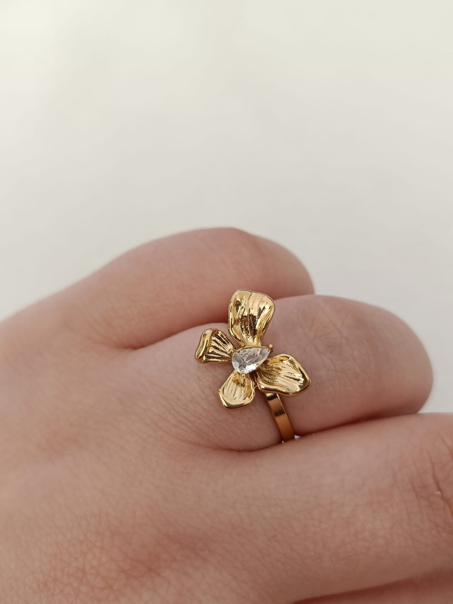 Anel de Aço Dourado de Flor Irregular com Zircónica
