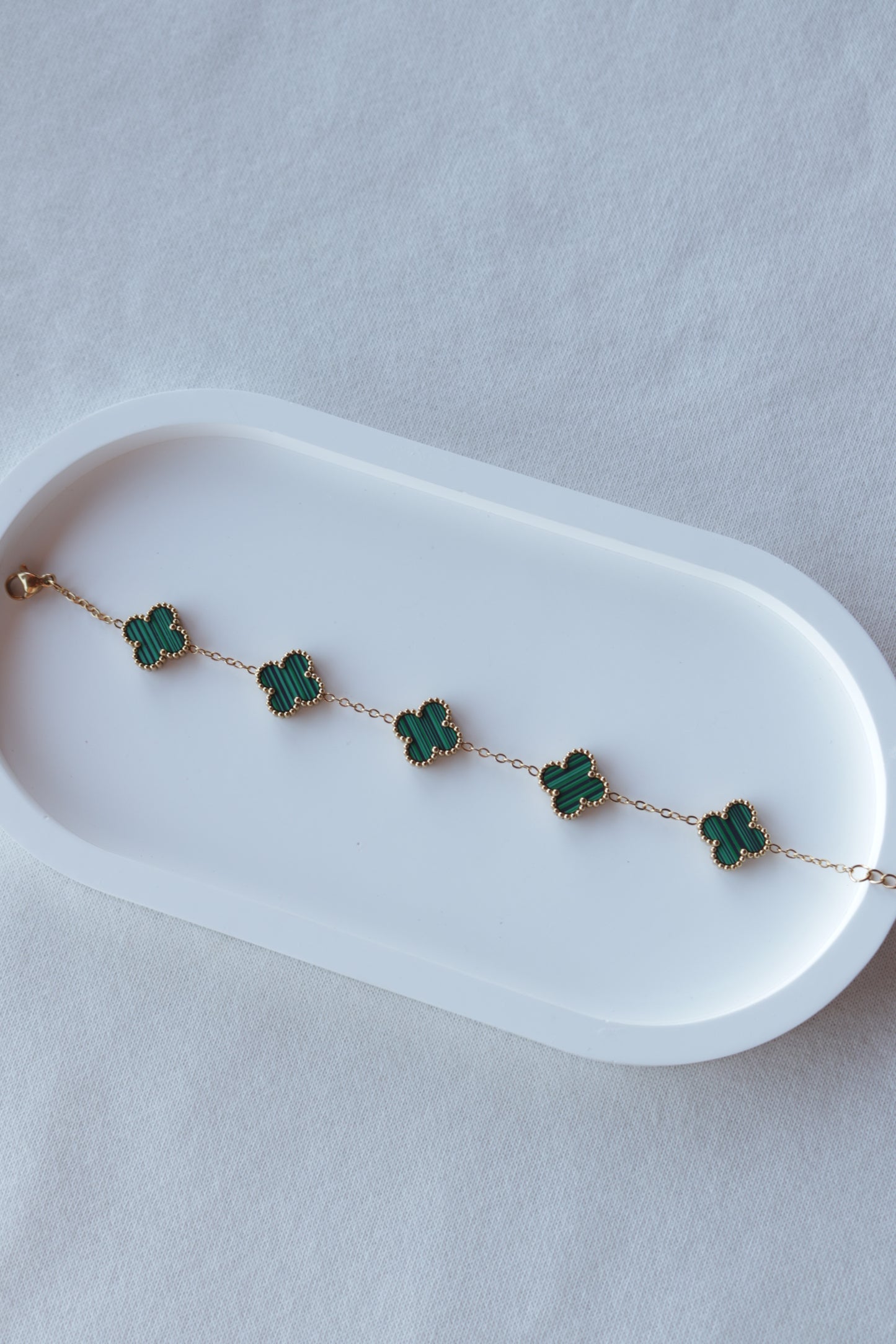 Pulseira de Aço Dourado de 5 Trevos Verdes