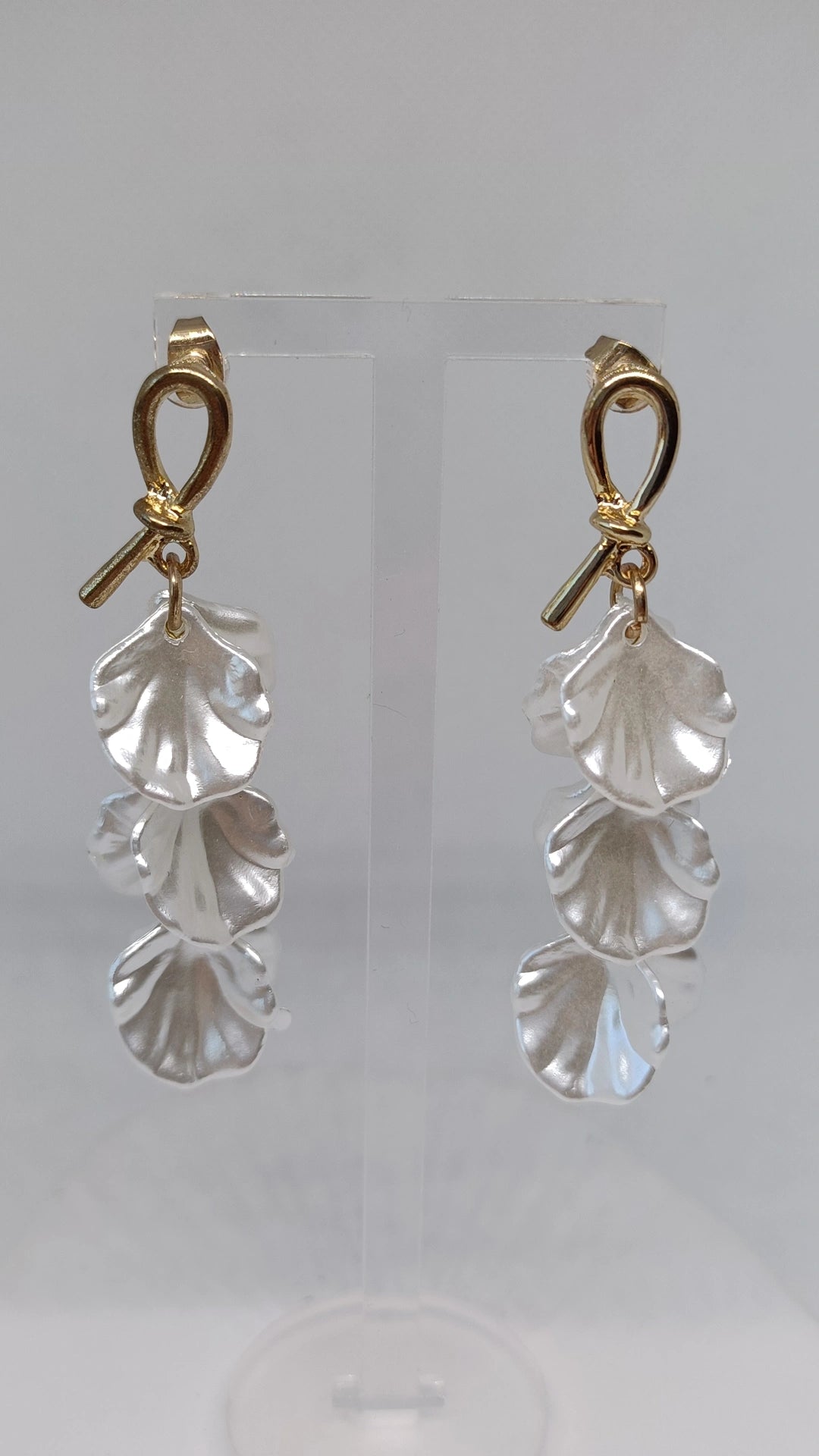 Brincos de Aço Dourado Compridos com Pétalas Madrepérola