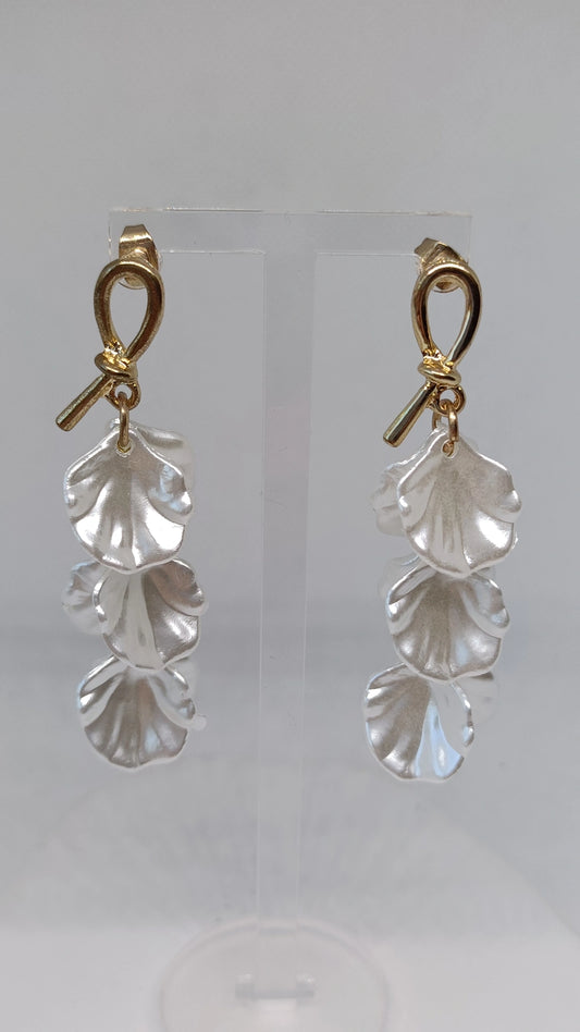 Brincos de Aço Dourado Compridos com Pétalas Madrepérola
