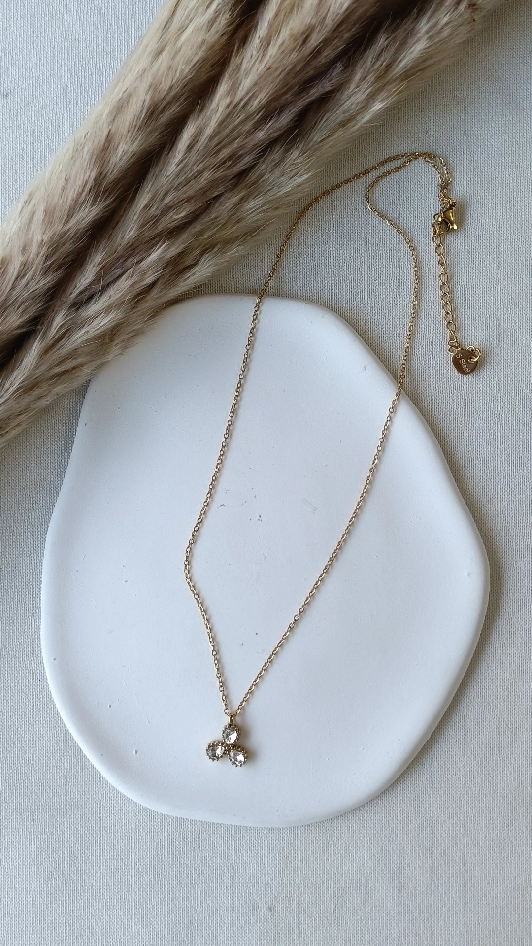 Colar de Aço Dourado com 3 Brilhantes