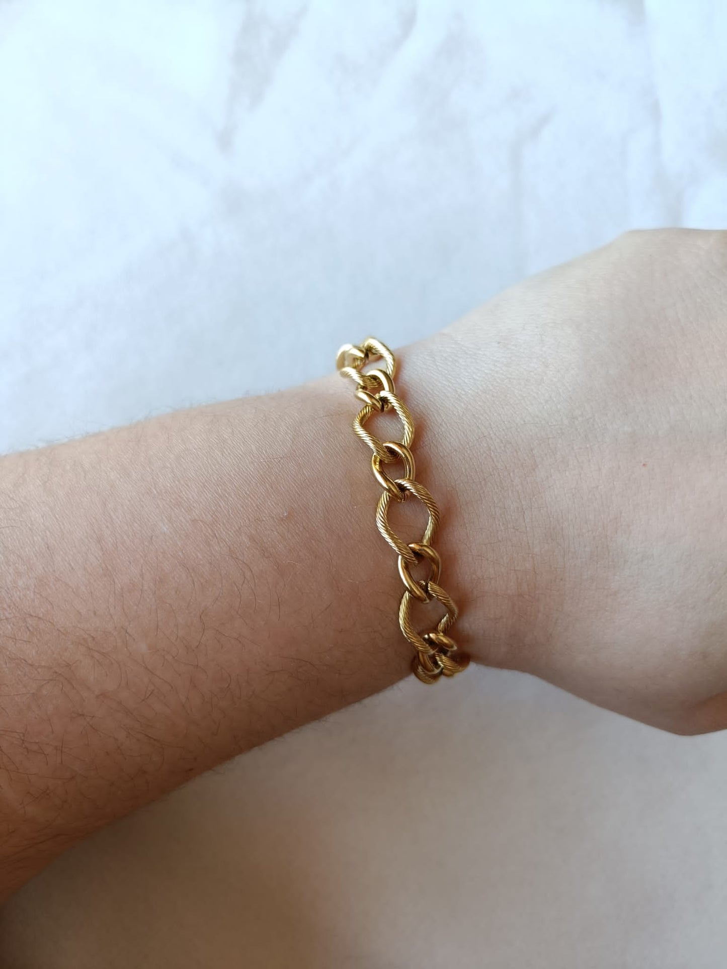 Pulseira de Aço Dourado de Duplos Elos com Textura