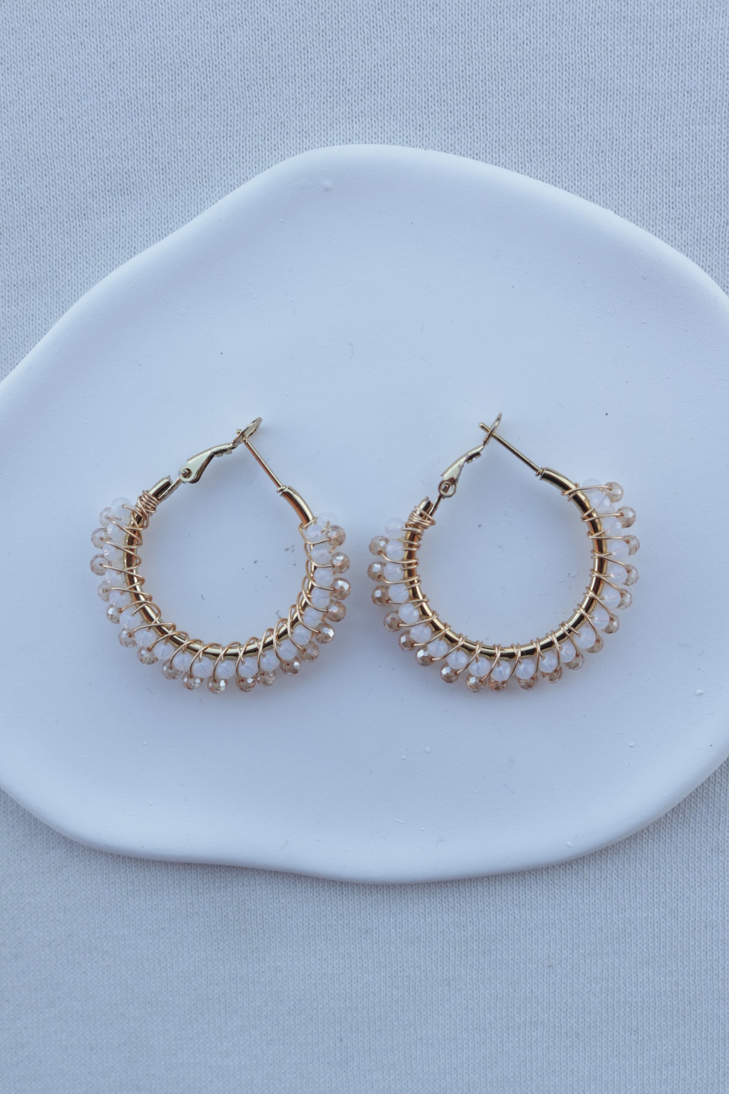 Argolas de Aço Dourado com Missangas de Dupla Cor