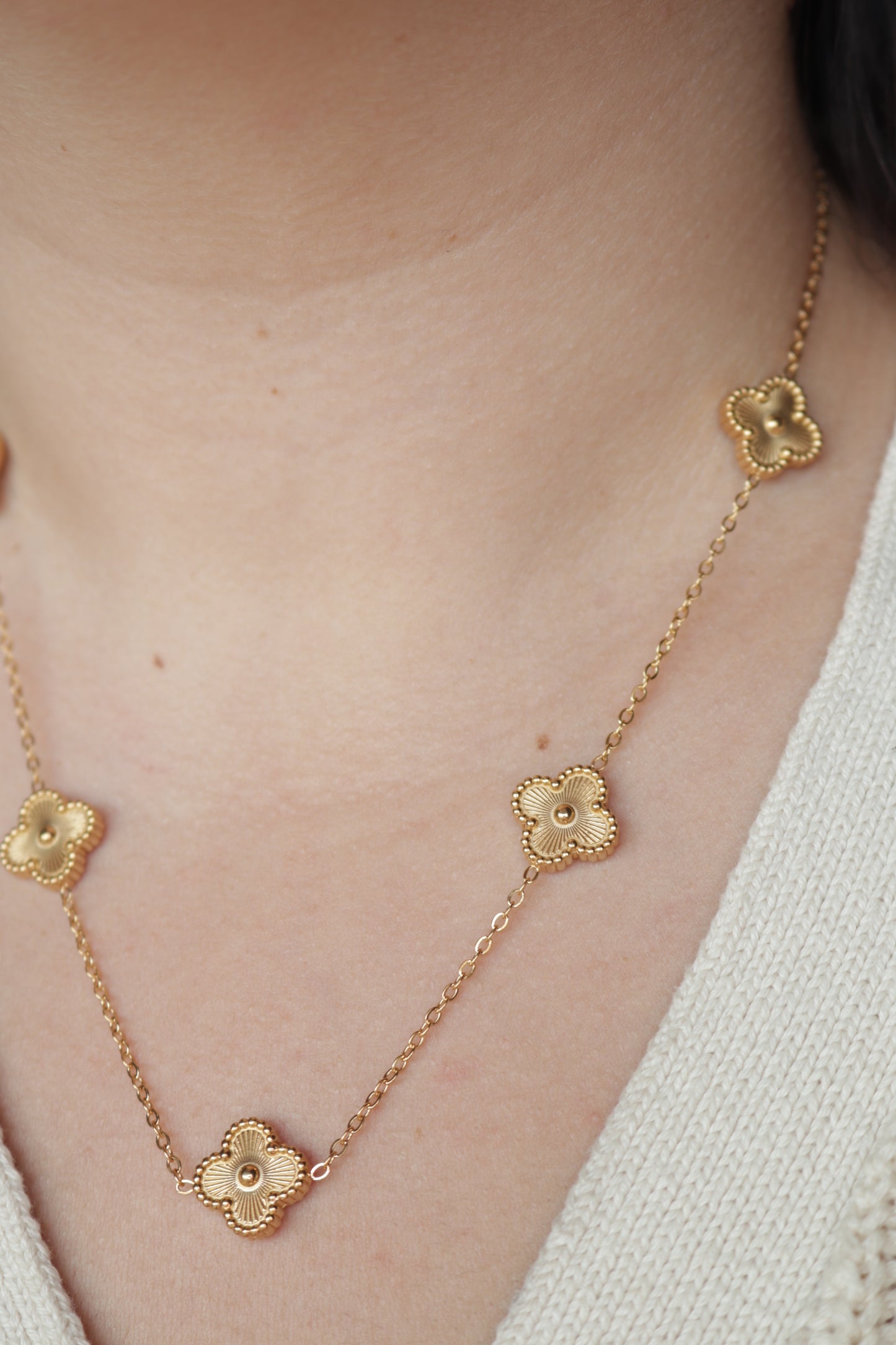 Colar de Aço Dourado de 5 Trevos