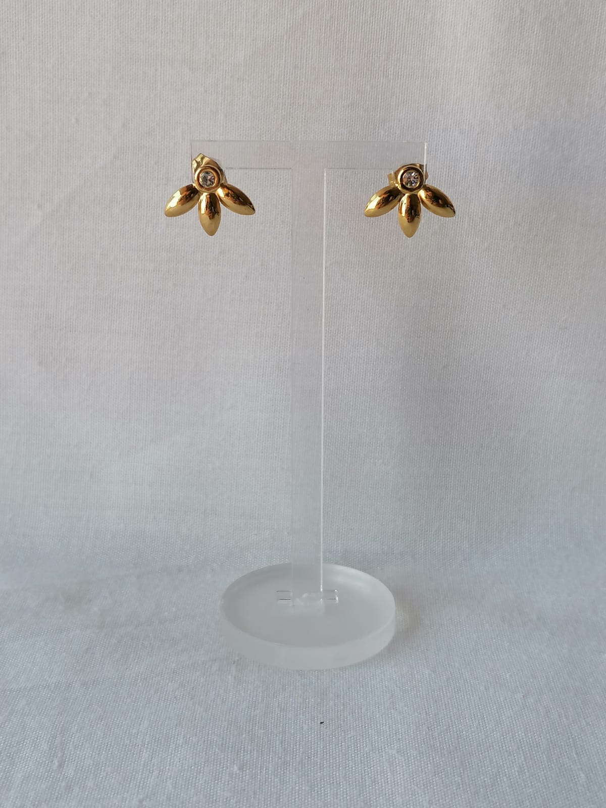 Brincos de Aço Dourado com Flor de 3 Pétalas