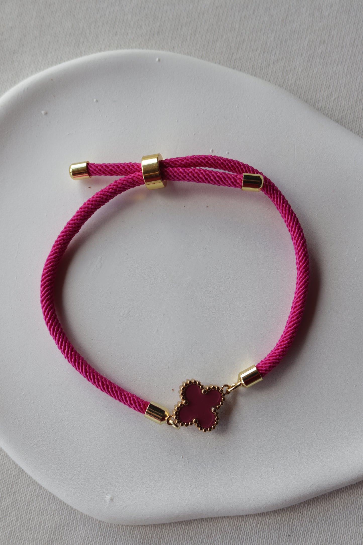Pulseira de Aço Dourado com Cordão + Trevo Rosa