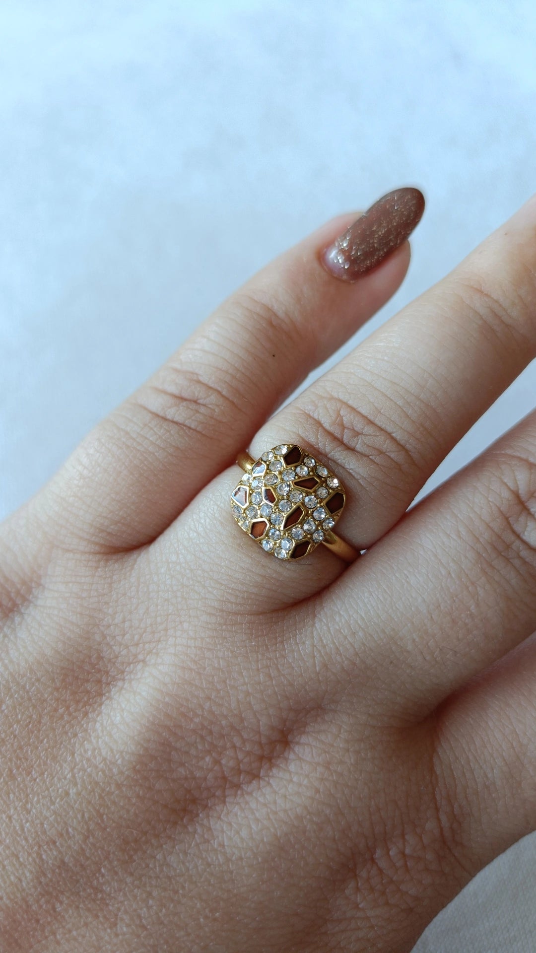 Anel de Aço Dourado com Zircónias Castanhas + Brancas