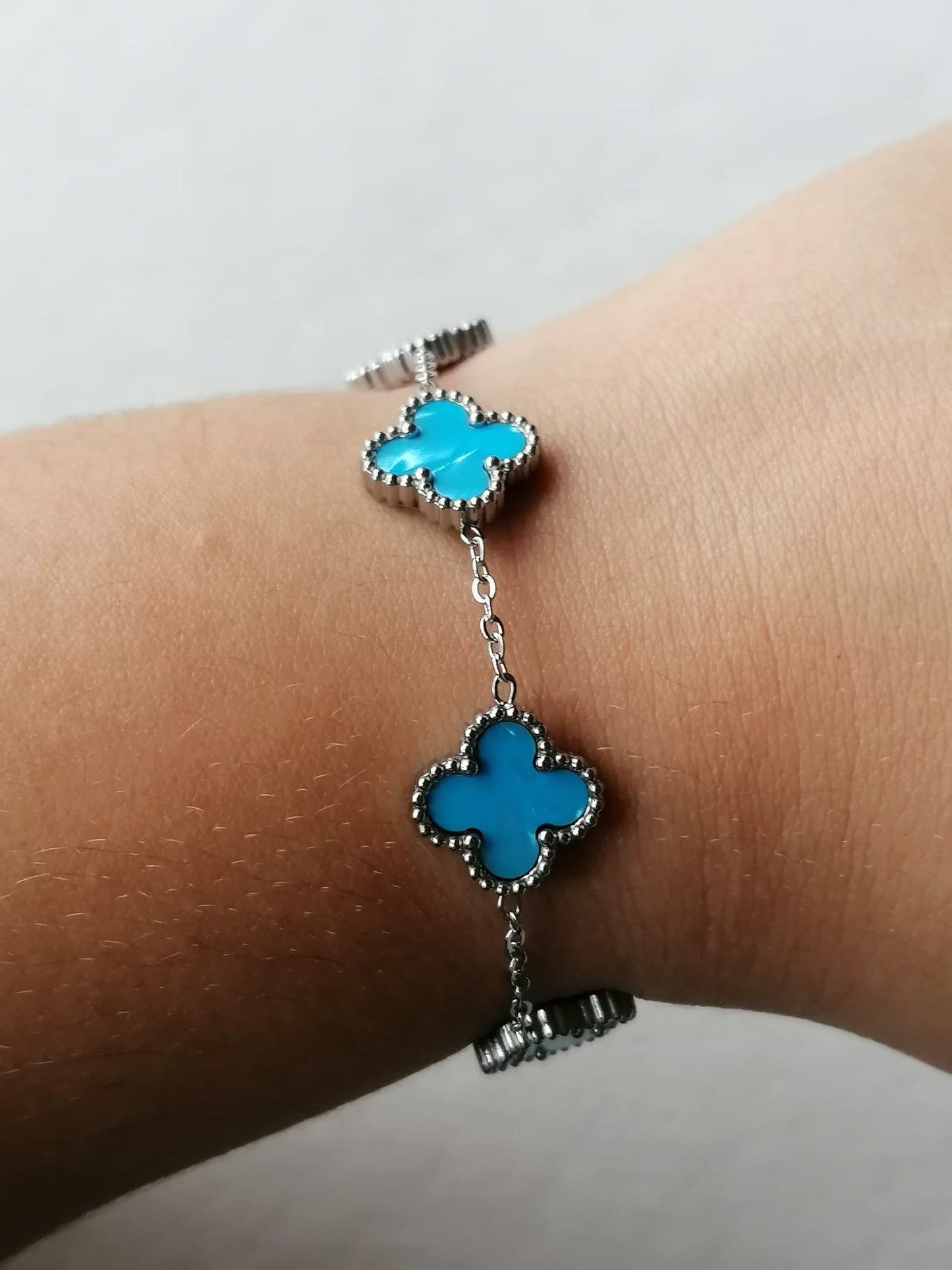 Pulseira de Aço Prateado de 5 Trevos Azuis Madrepérola