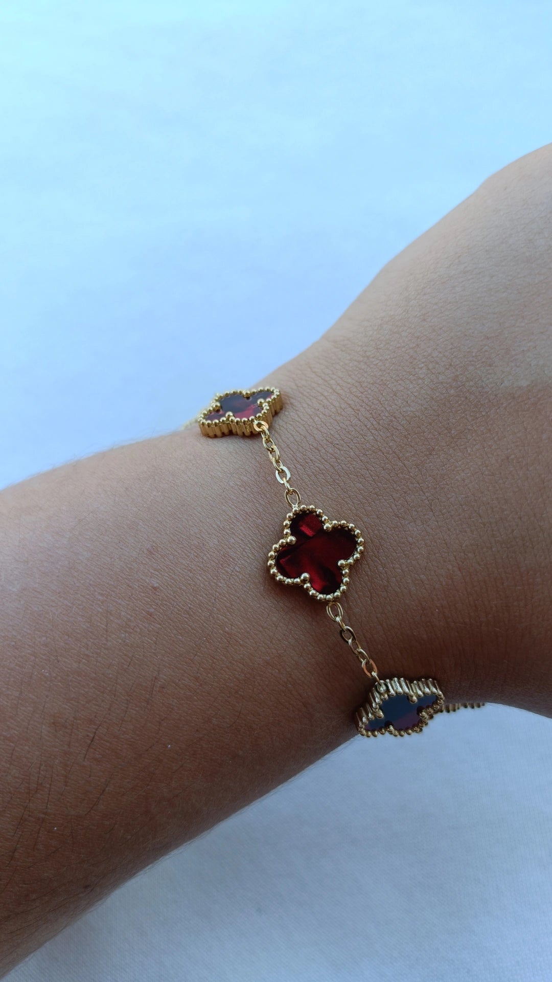 Pulseira de Aço Dourado de 5 Trevos Vermelhos Madrepérola