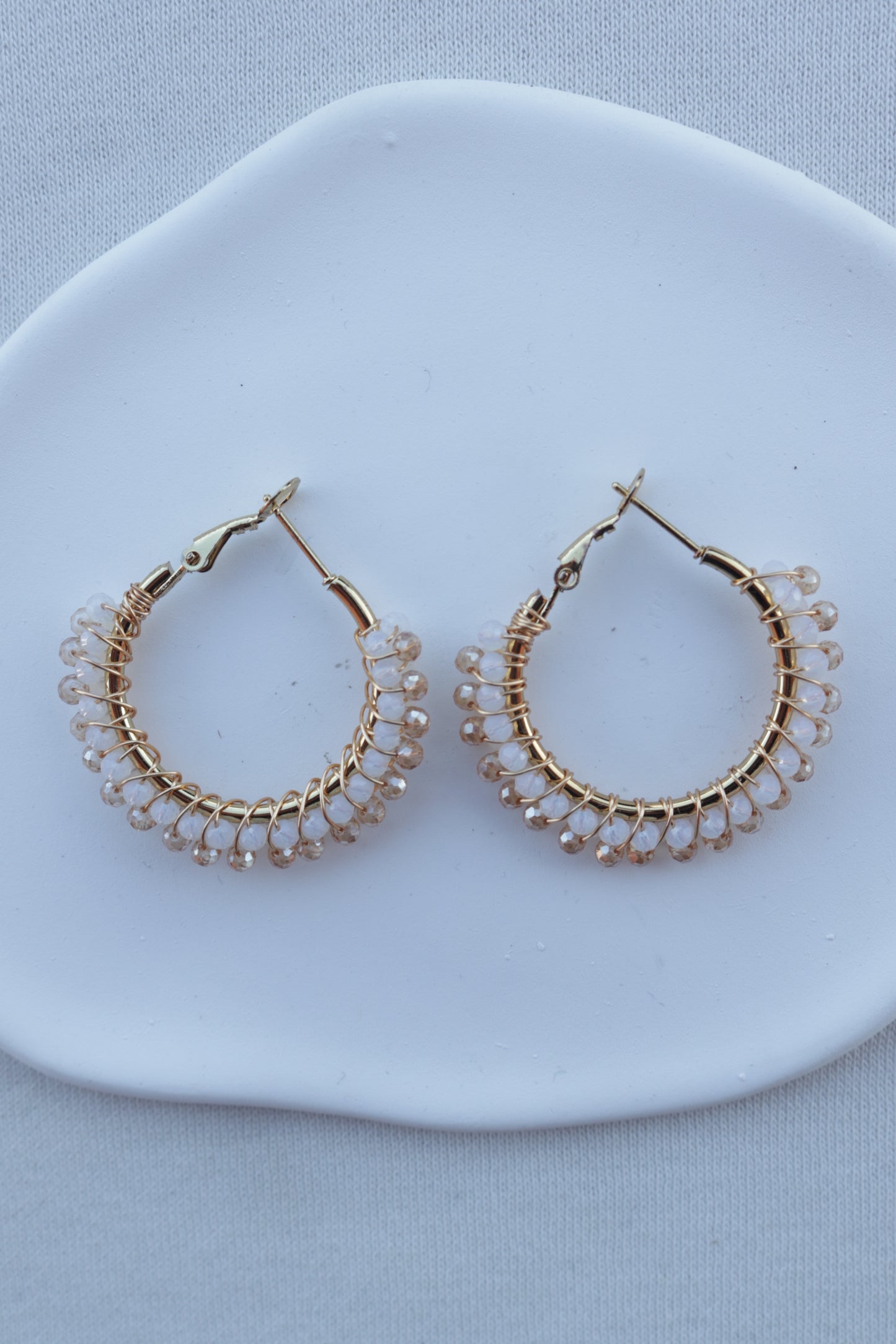 Argolas de Aço Dourado com Missangas de Dupla Cor