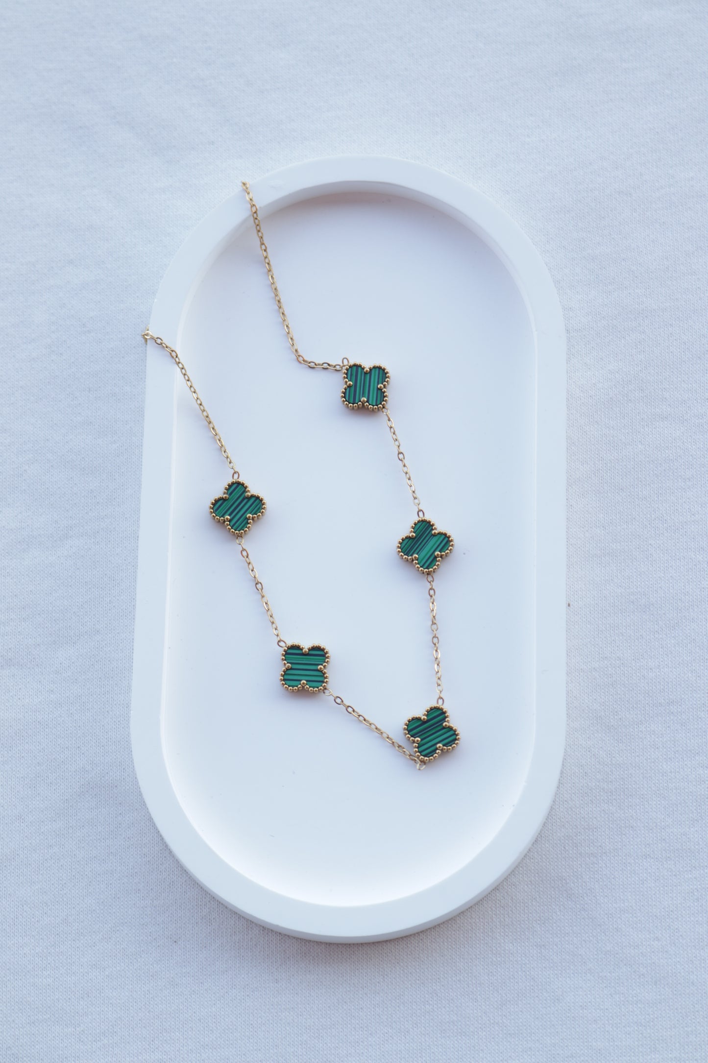 Colar de Aço Dourado de 5 Trevos Verdes