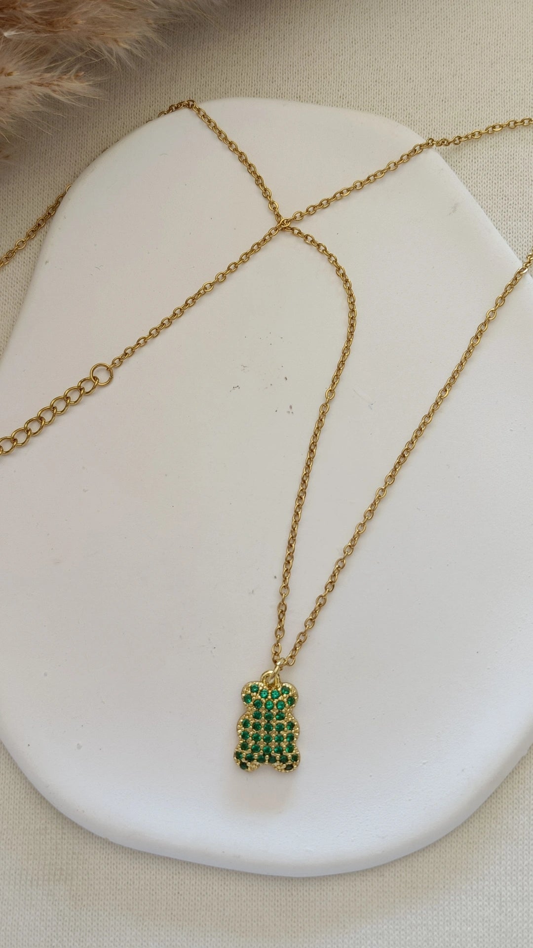 Colar de Aço Dourado de Urso com Brilhantes Verdes