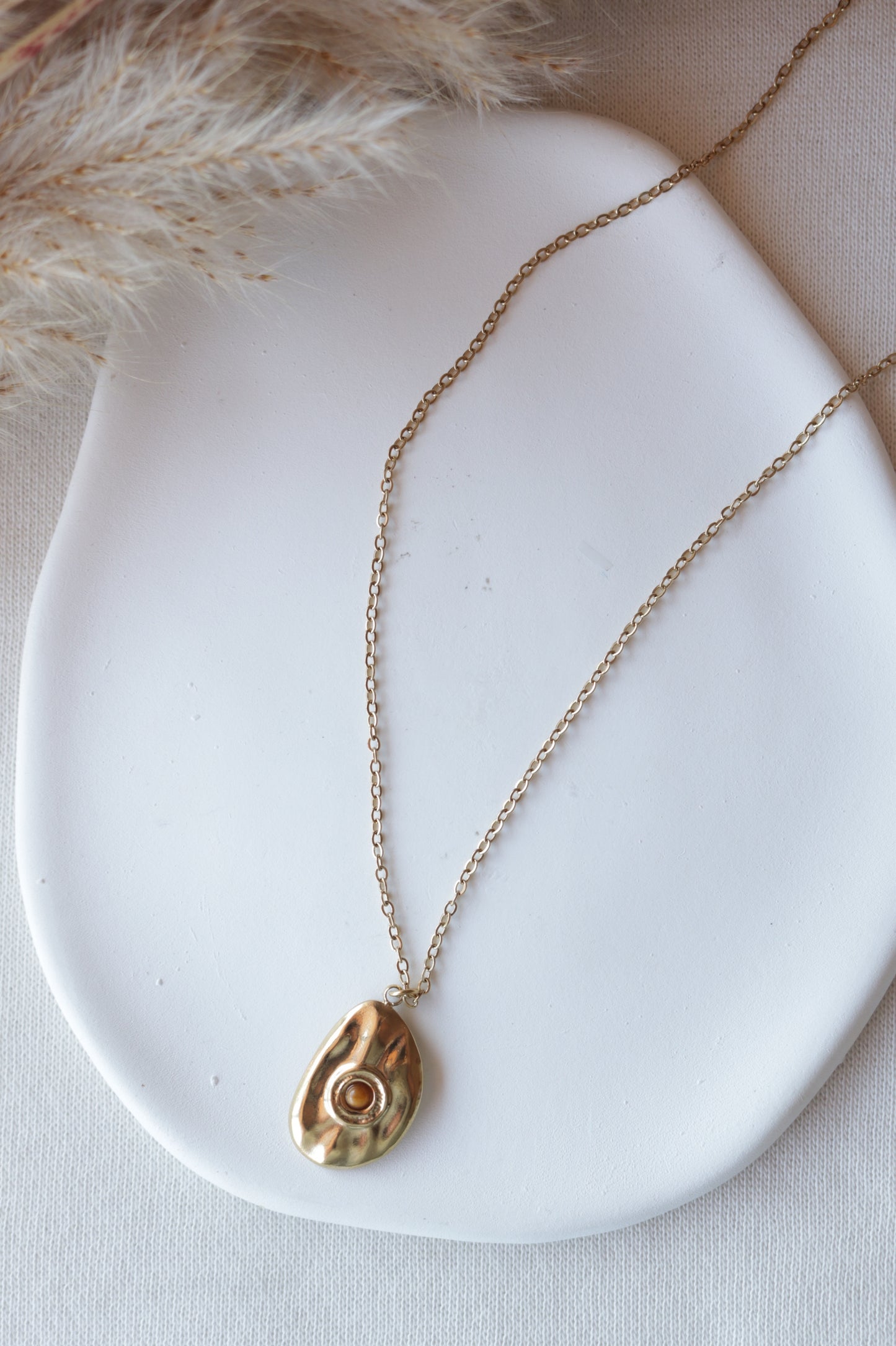 Colar de Aço Dourado com Pedra Irregular em Castanho