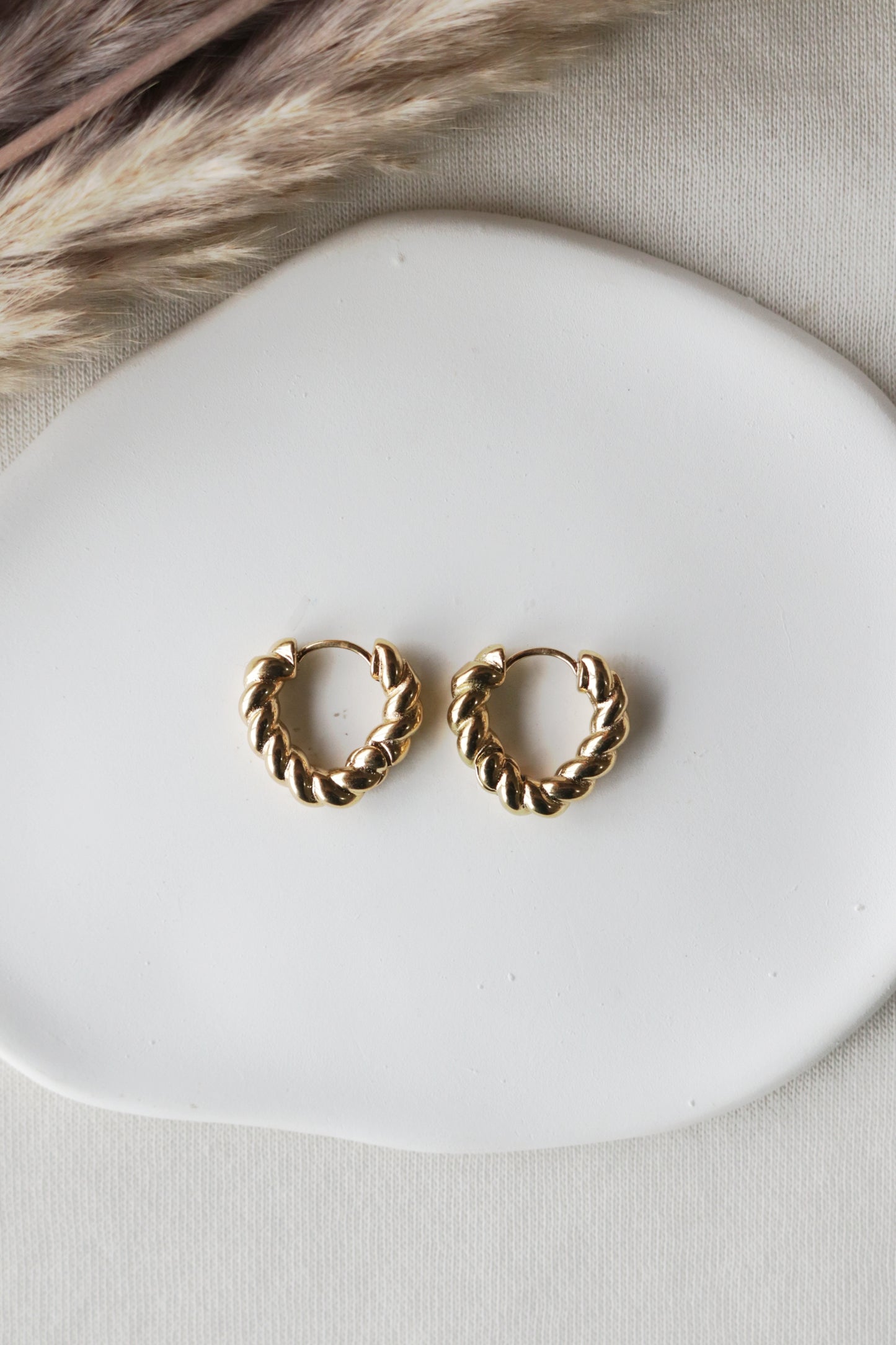 Argolas de Aço Dourado Entrelaçadas em Forma de Coração