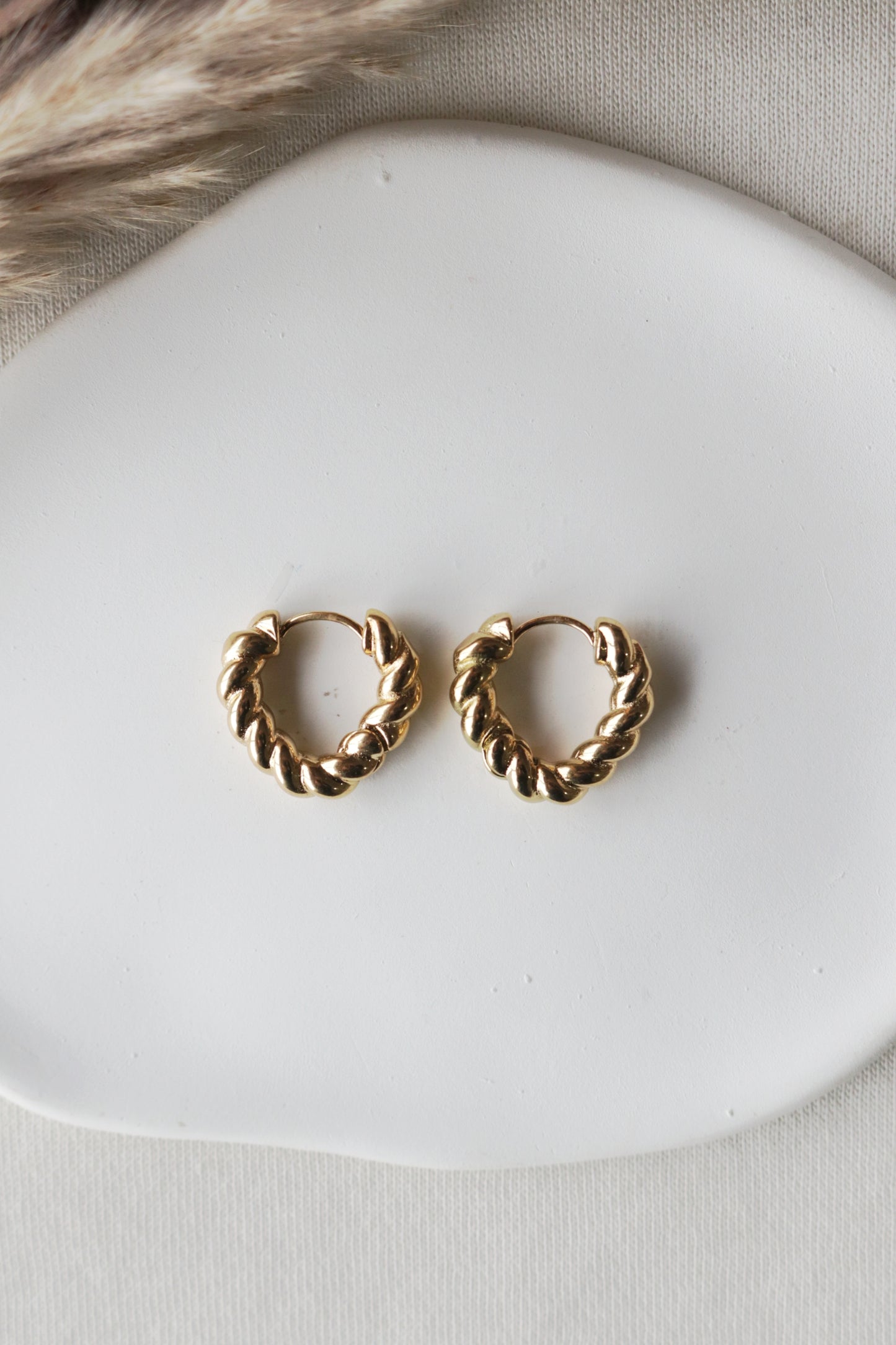 Argolas de Aço Dourado Entrelaçadas em Forma de Coração
