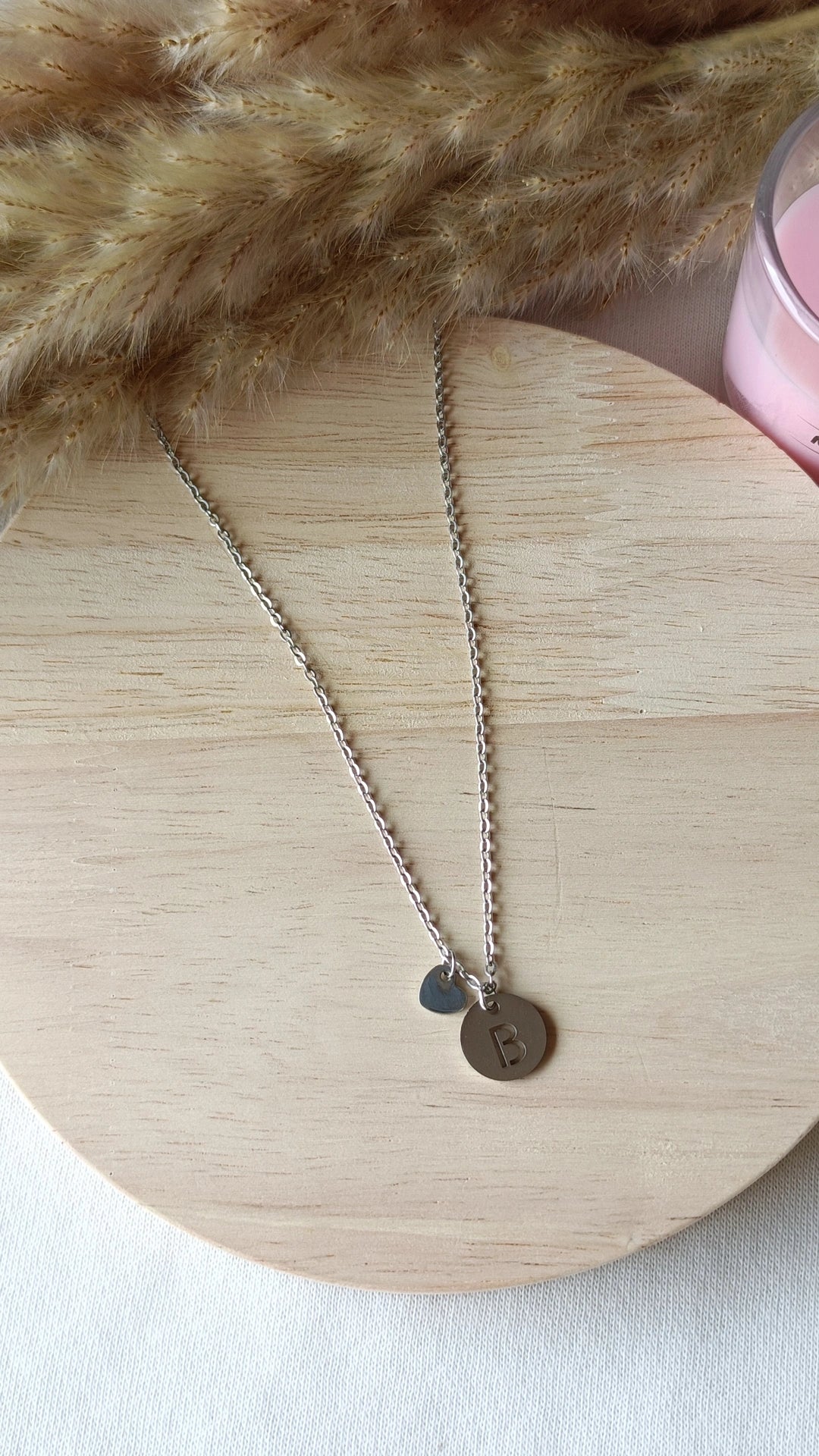 Colar de Aço Prateado de Inicial + Mini Coração