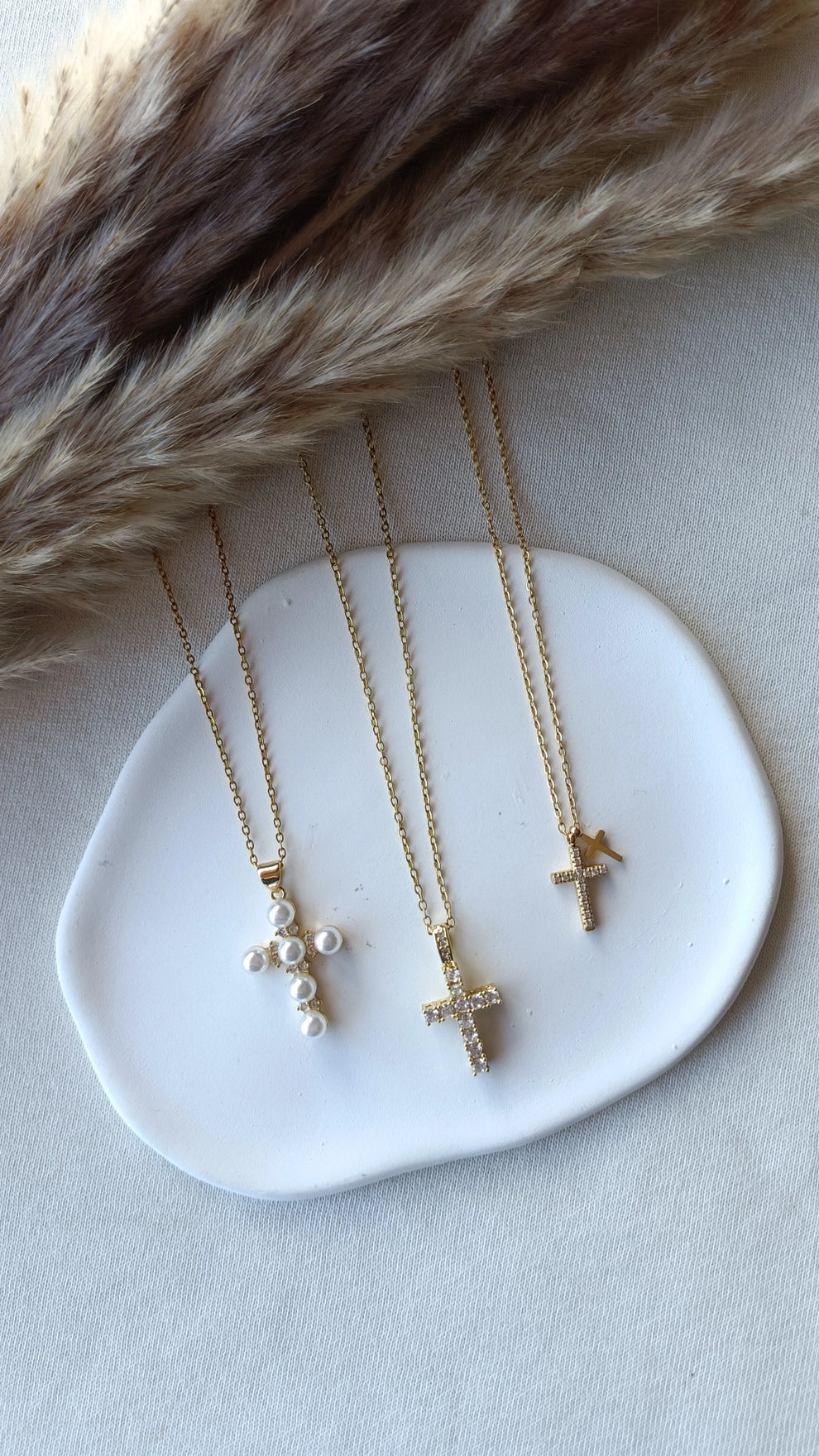 Colar de Aço Dourado de Cruz com Brilhantes