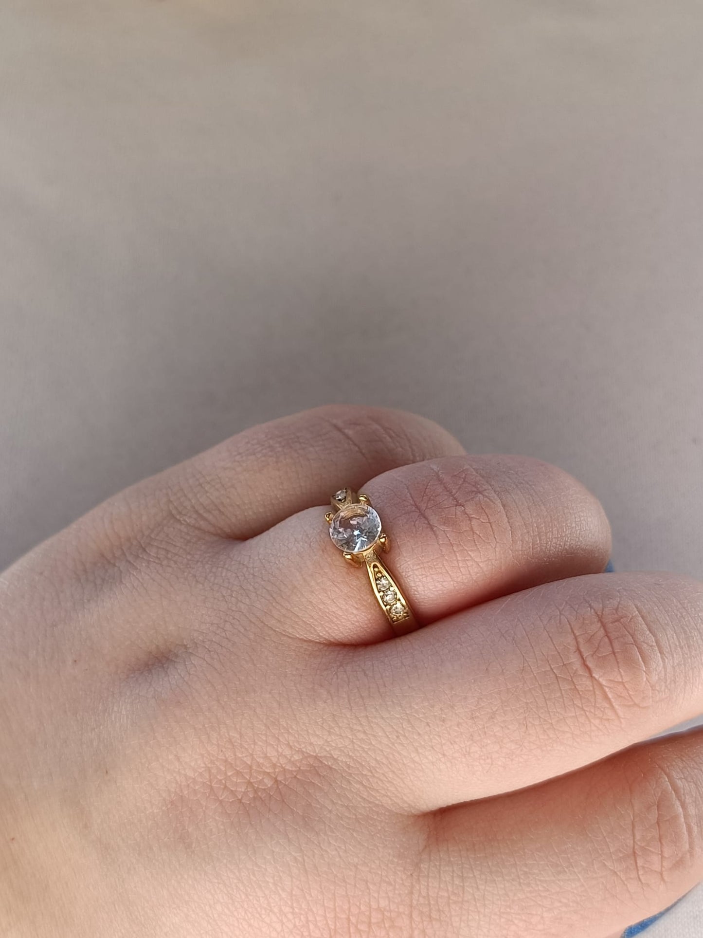 Anel de Aço Dourado com Zircónica + 3 Brilhantes Laterais
