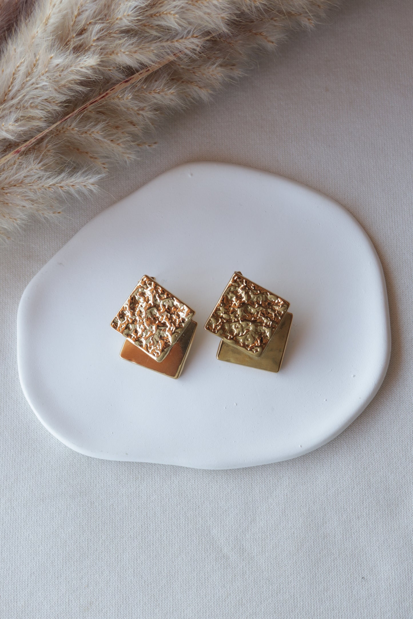 Brincos de Aço Dourado Quadrangulares Duplos