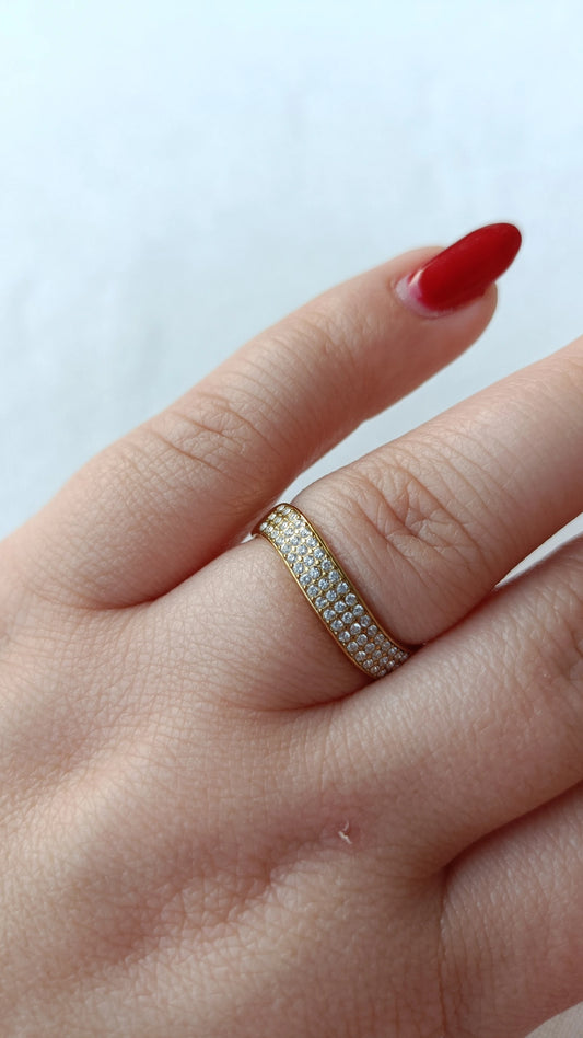 Anel de Aço Dourado Ondulado com Brilhantes