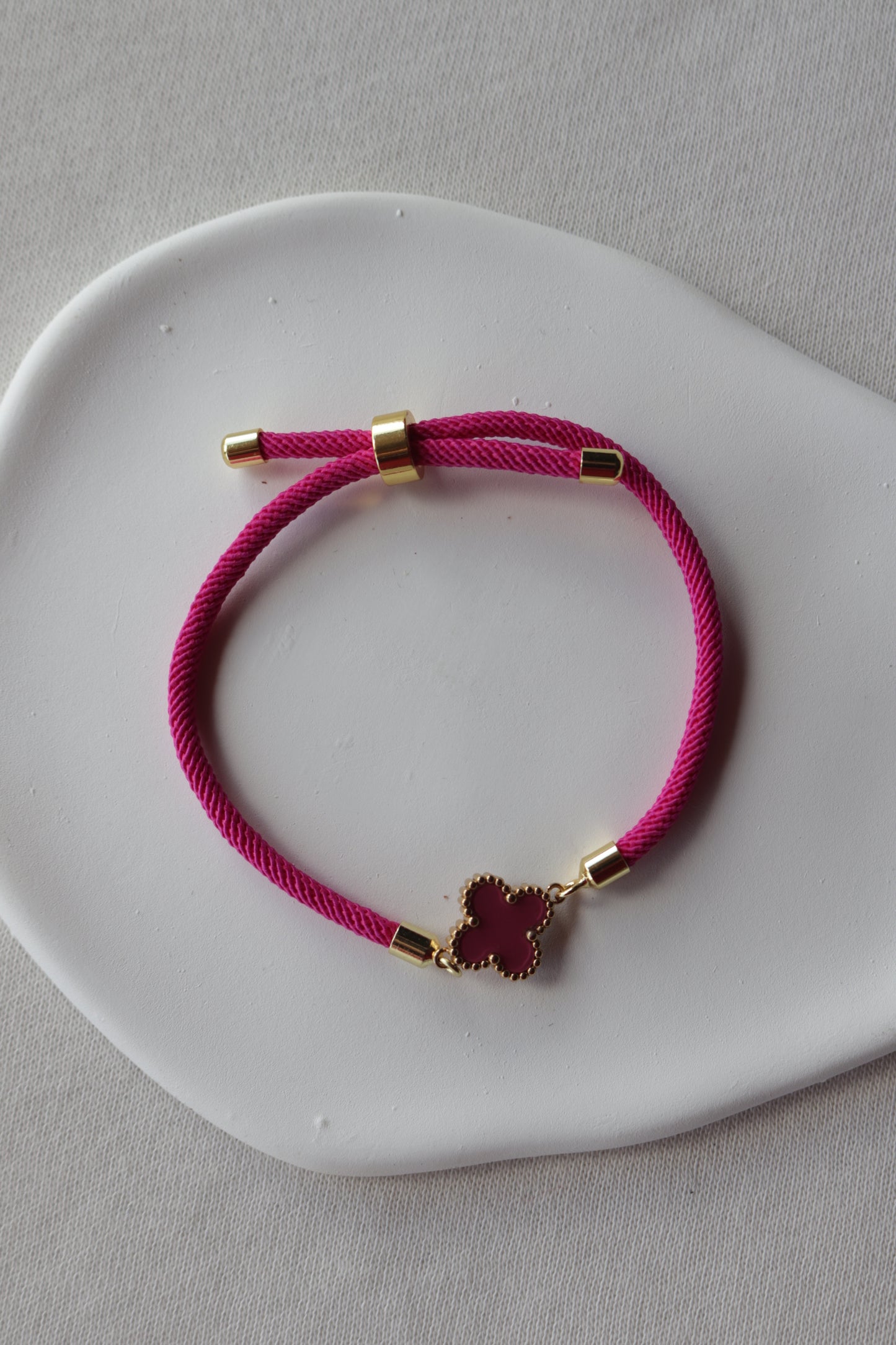 Pulseira de Aço Dourado com Cordão + Trevo Rosa