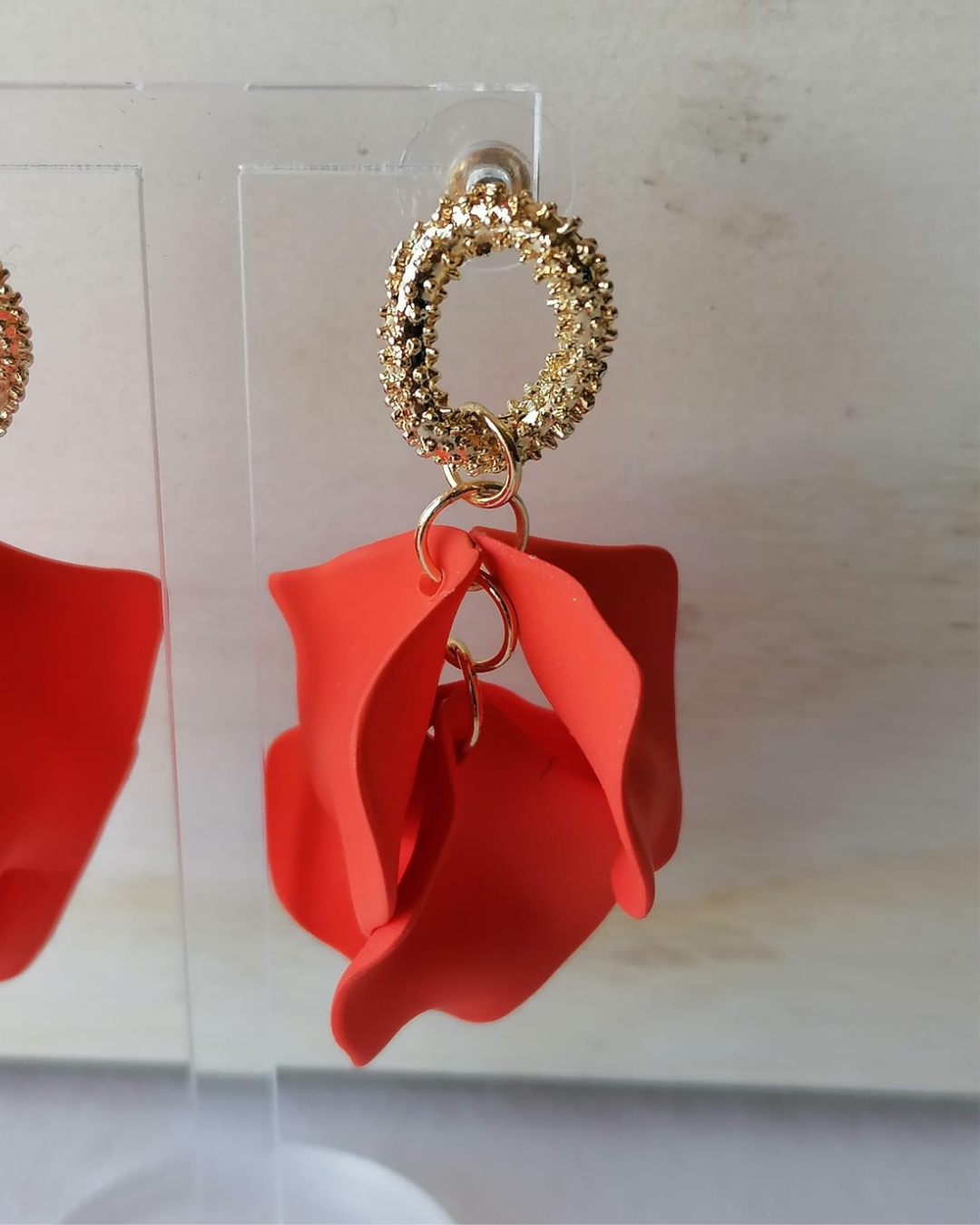 Brincos de Aço Dourado de Flor Laranja