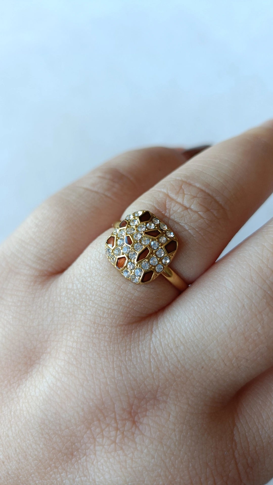 Anel de Aço Dourado com Zircónias Castanhas + Brancas