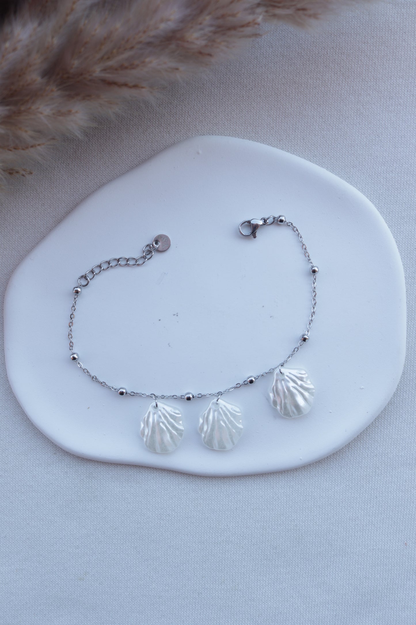Pulseira de Aço Prateado com Conchas