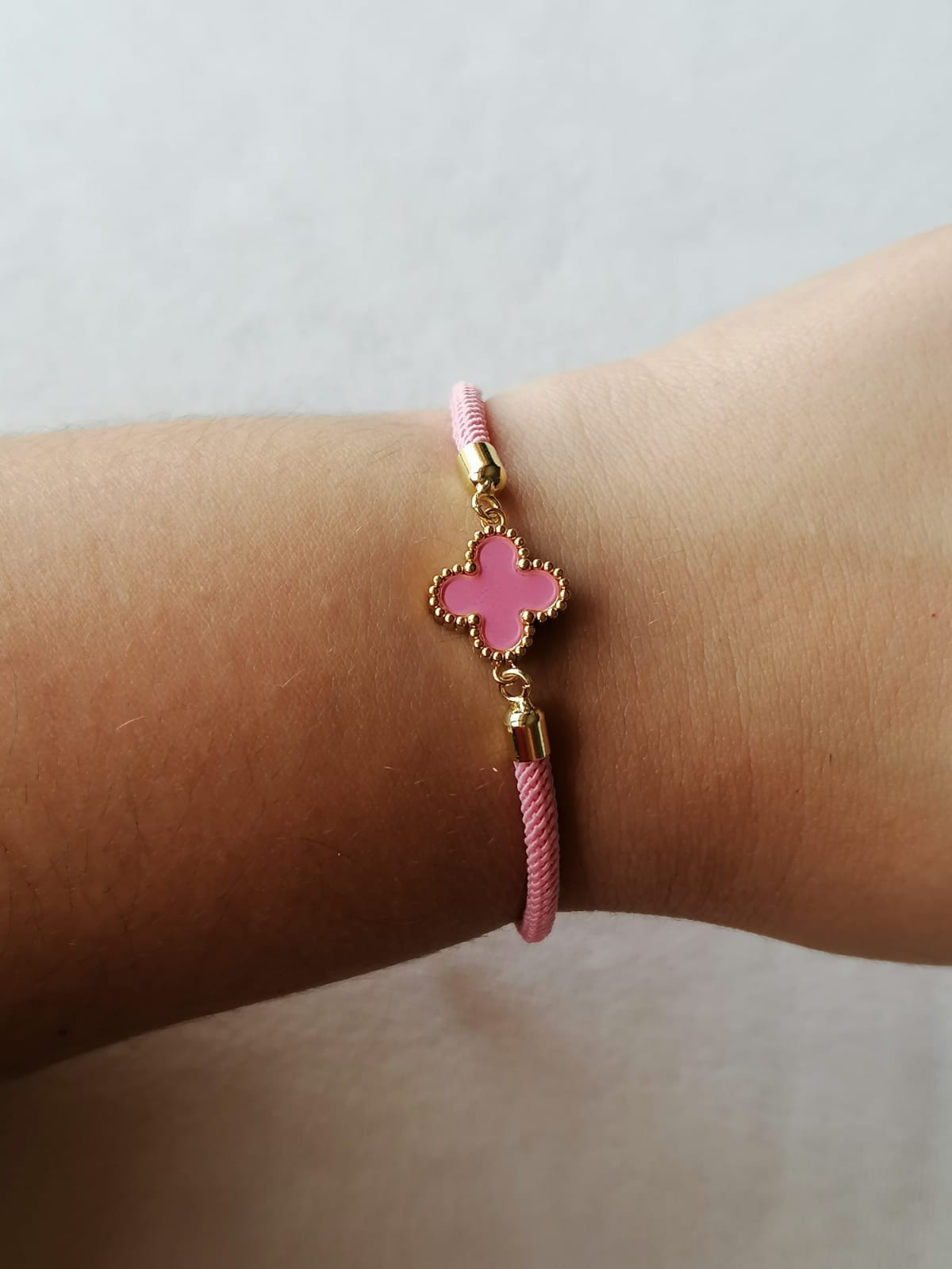 Pulseira de Aço Dourado de Cordão + Trevo Rosa