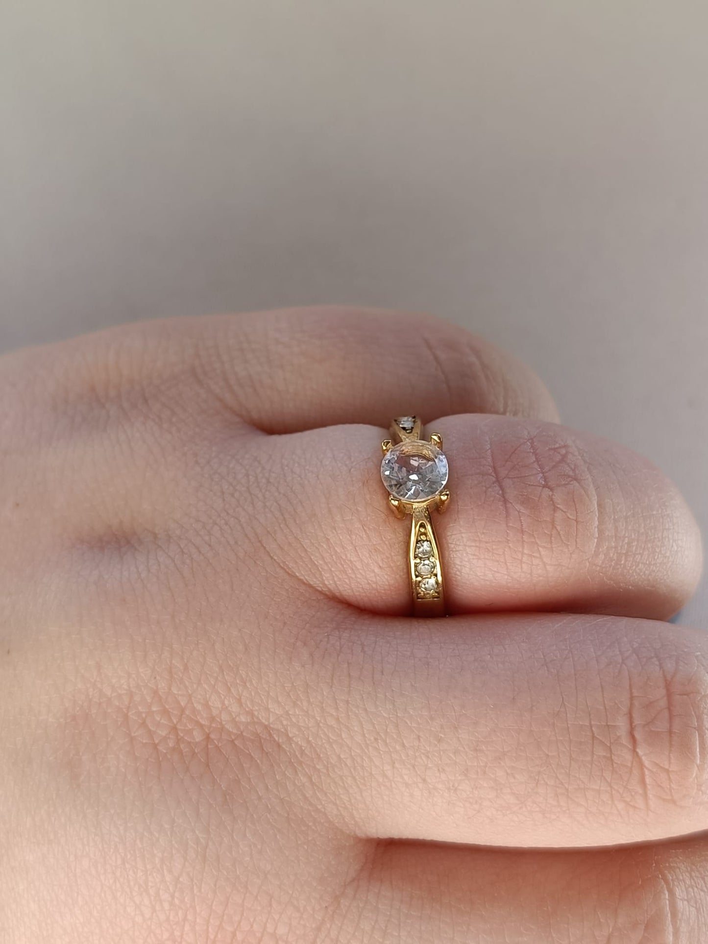 Anel de Aço Dourado com Zircónica + 3 Brilhantes Laterais