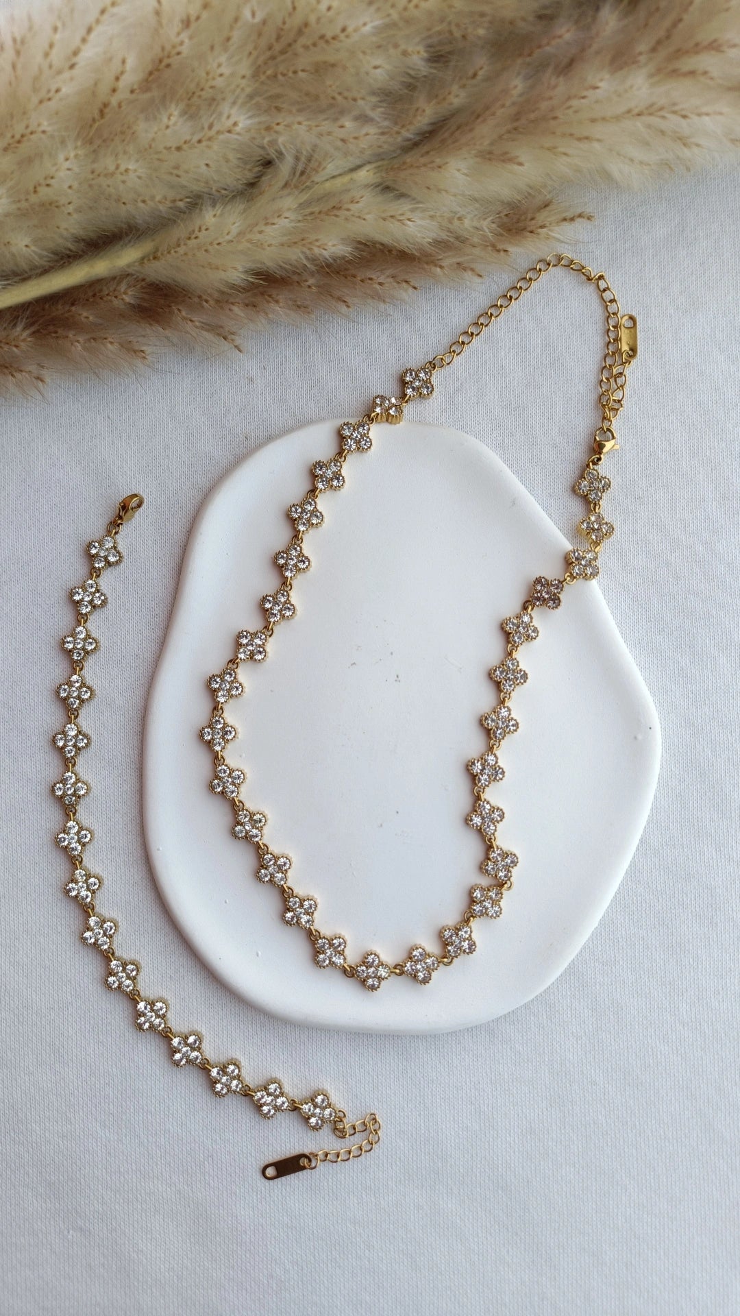 Conjunto de Aço Dourado de Inspiração Swarovski de Trevos com Brilhantes Brancos
