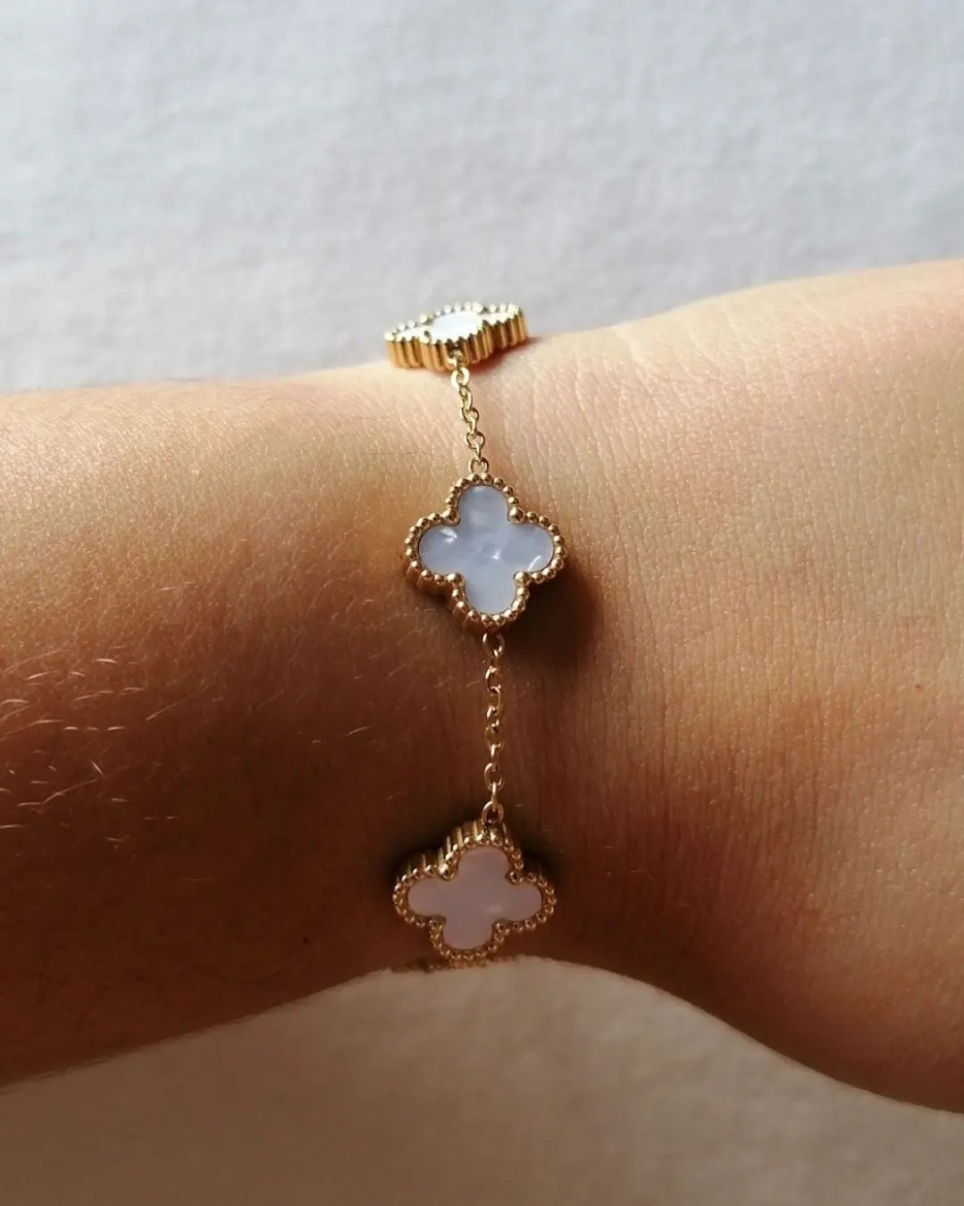 Pulseira de Aço Dourado de 5 Trevos Brancos